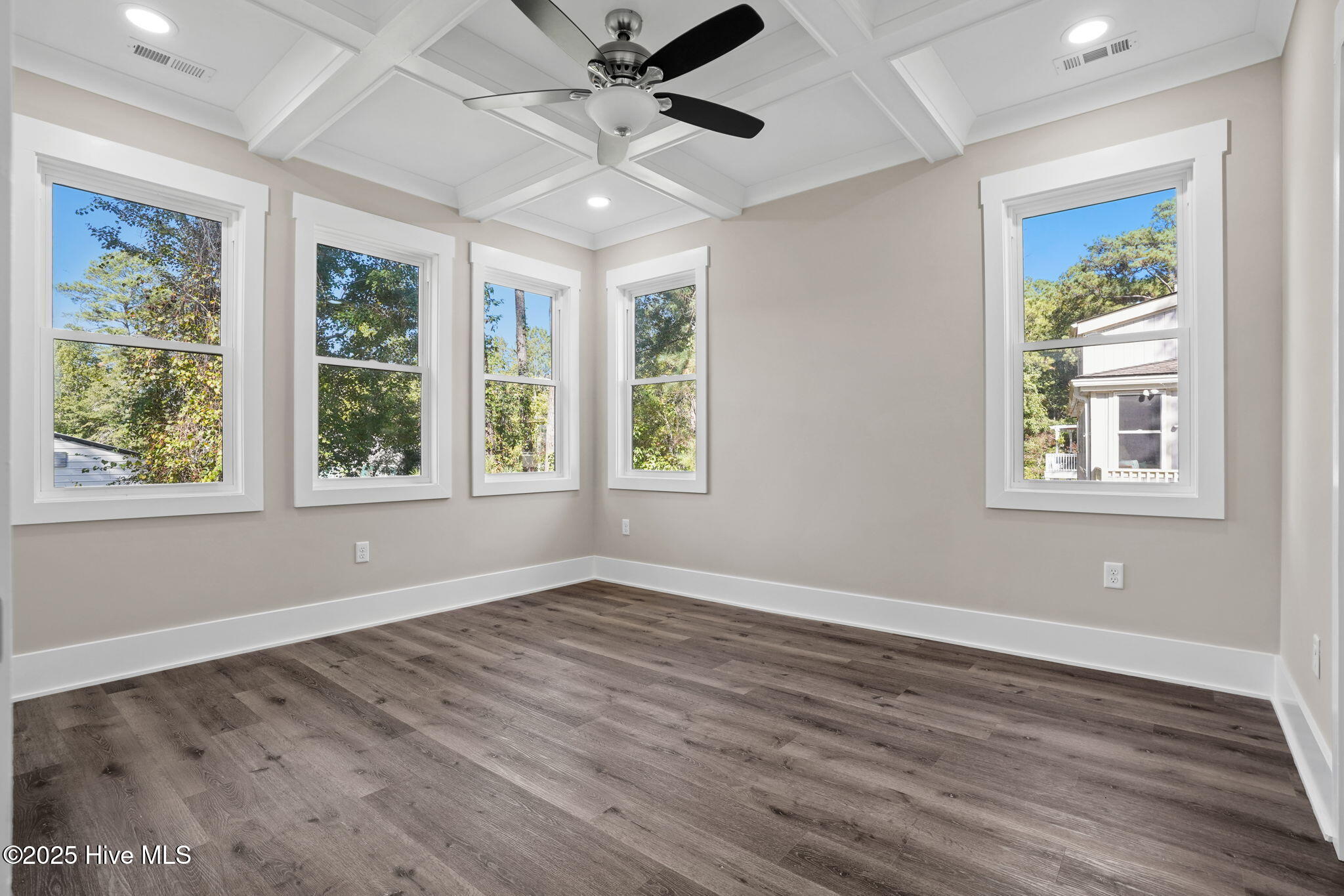 100535041 | Photo 18