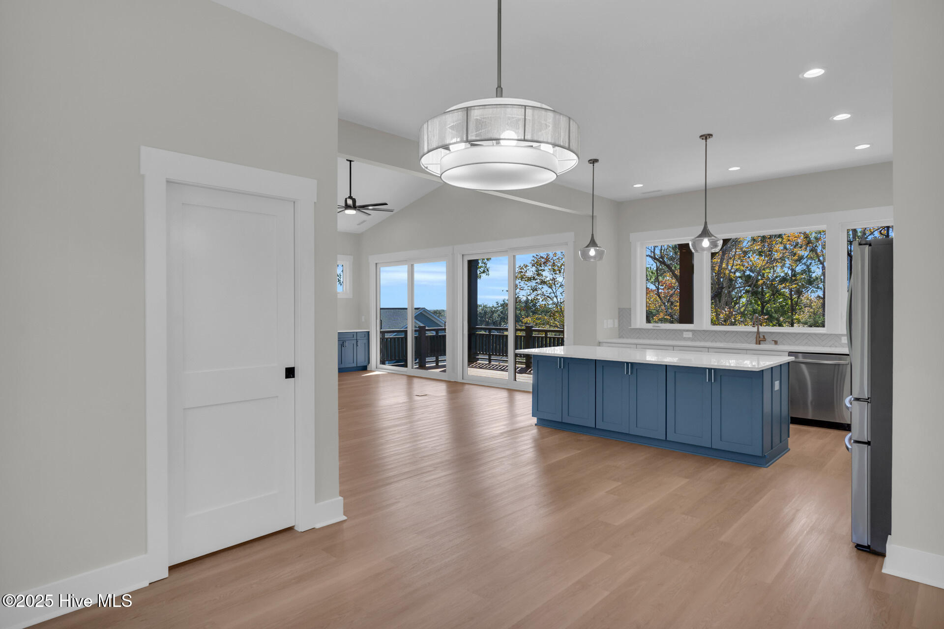 100539388 | Photo 23