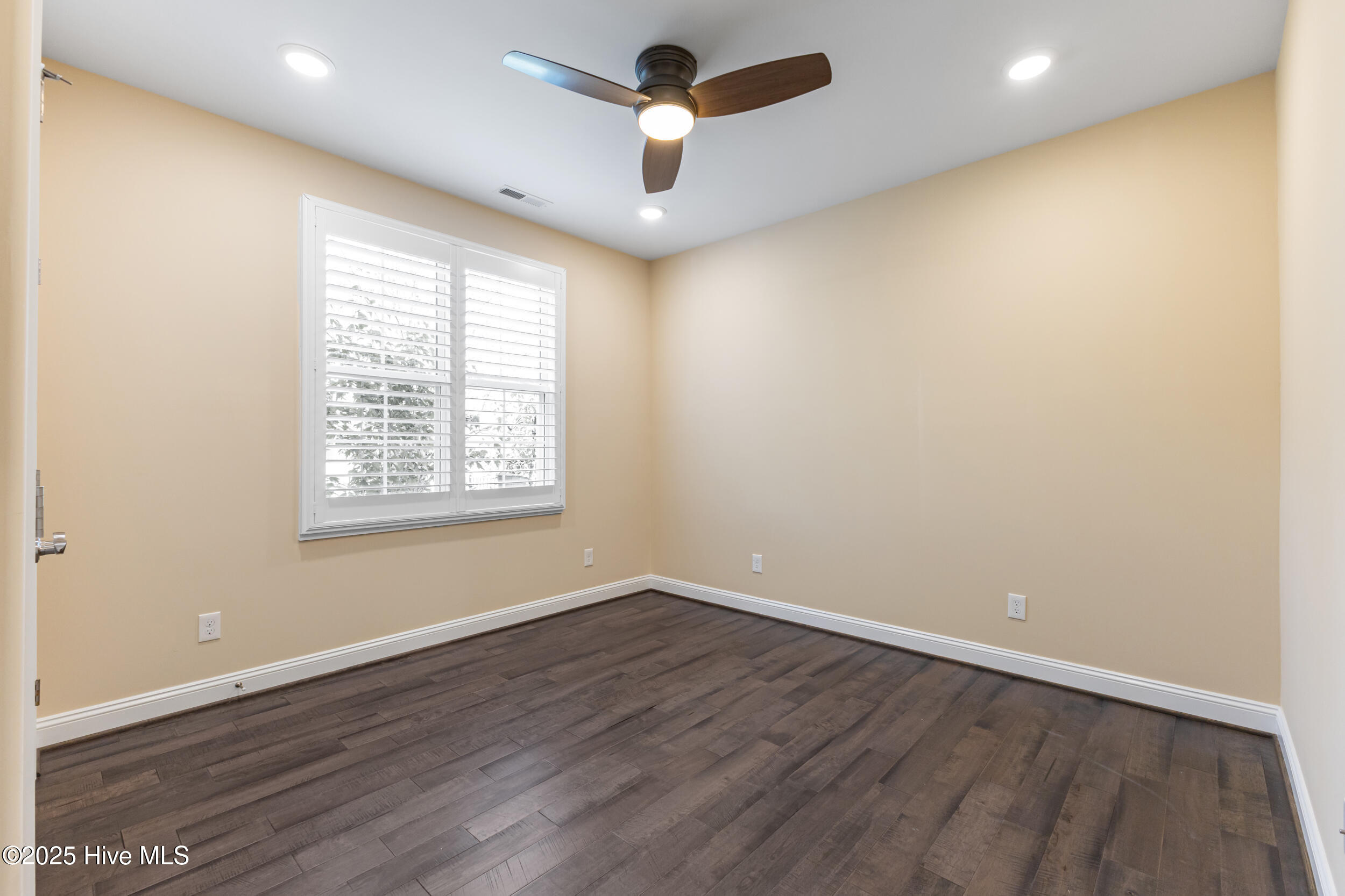 100534390 | Photo 38