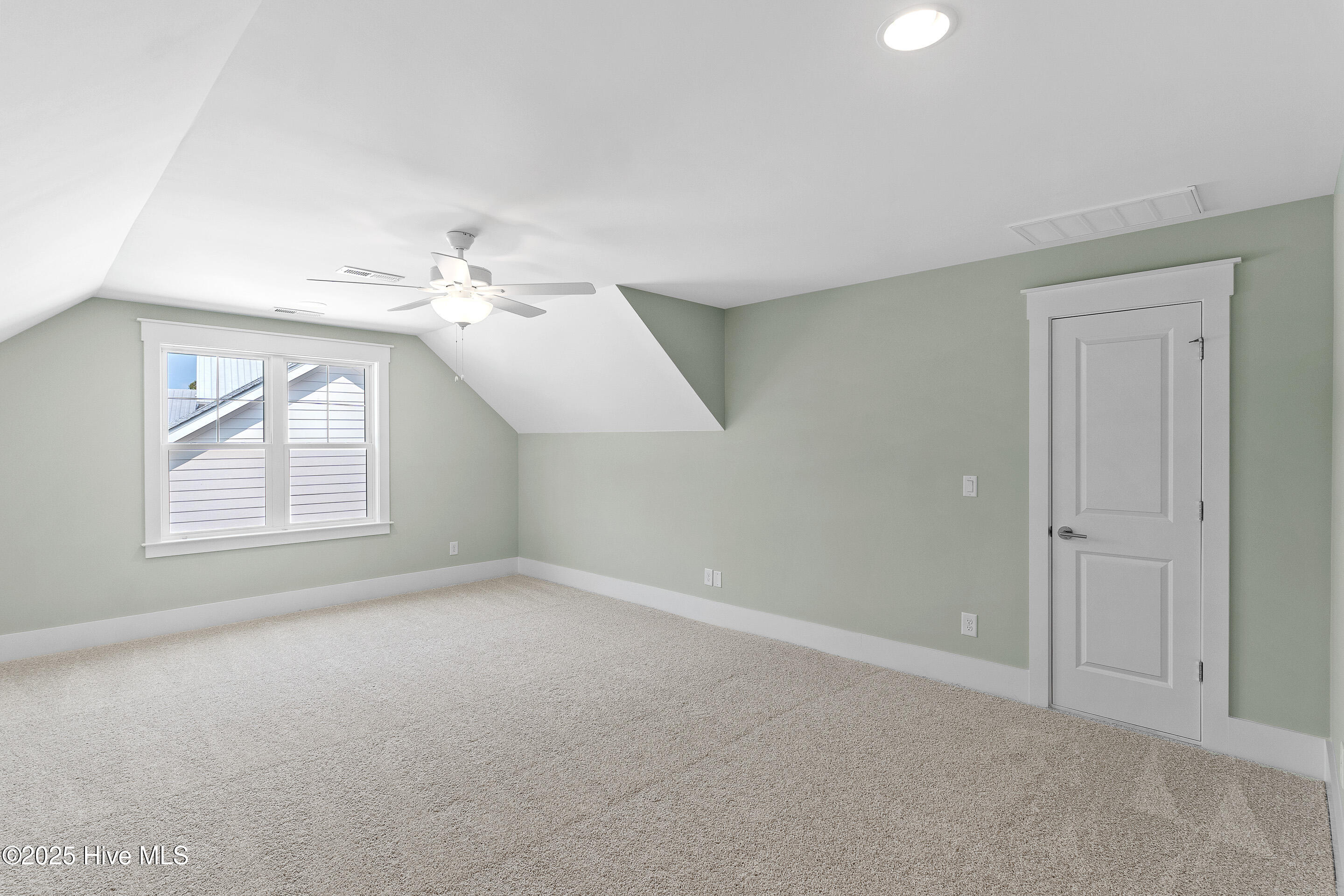 100471087 | Photo 40