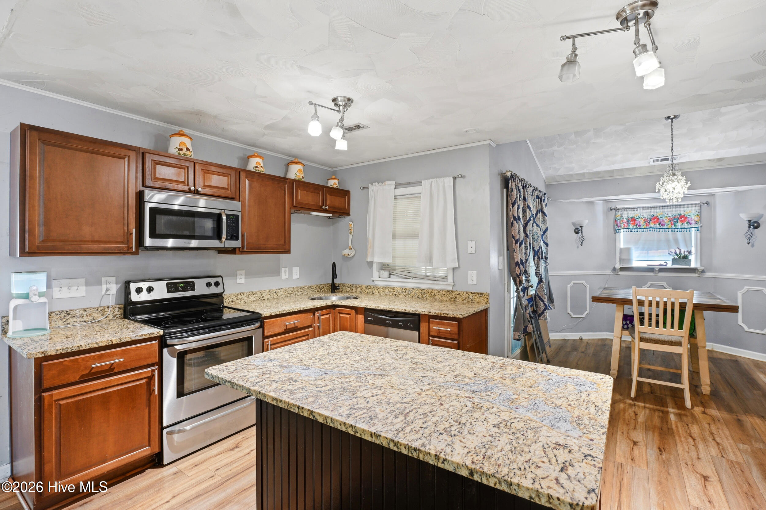 100562162 | Photo 10