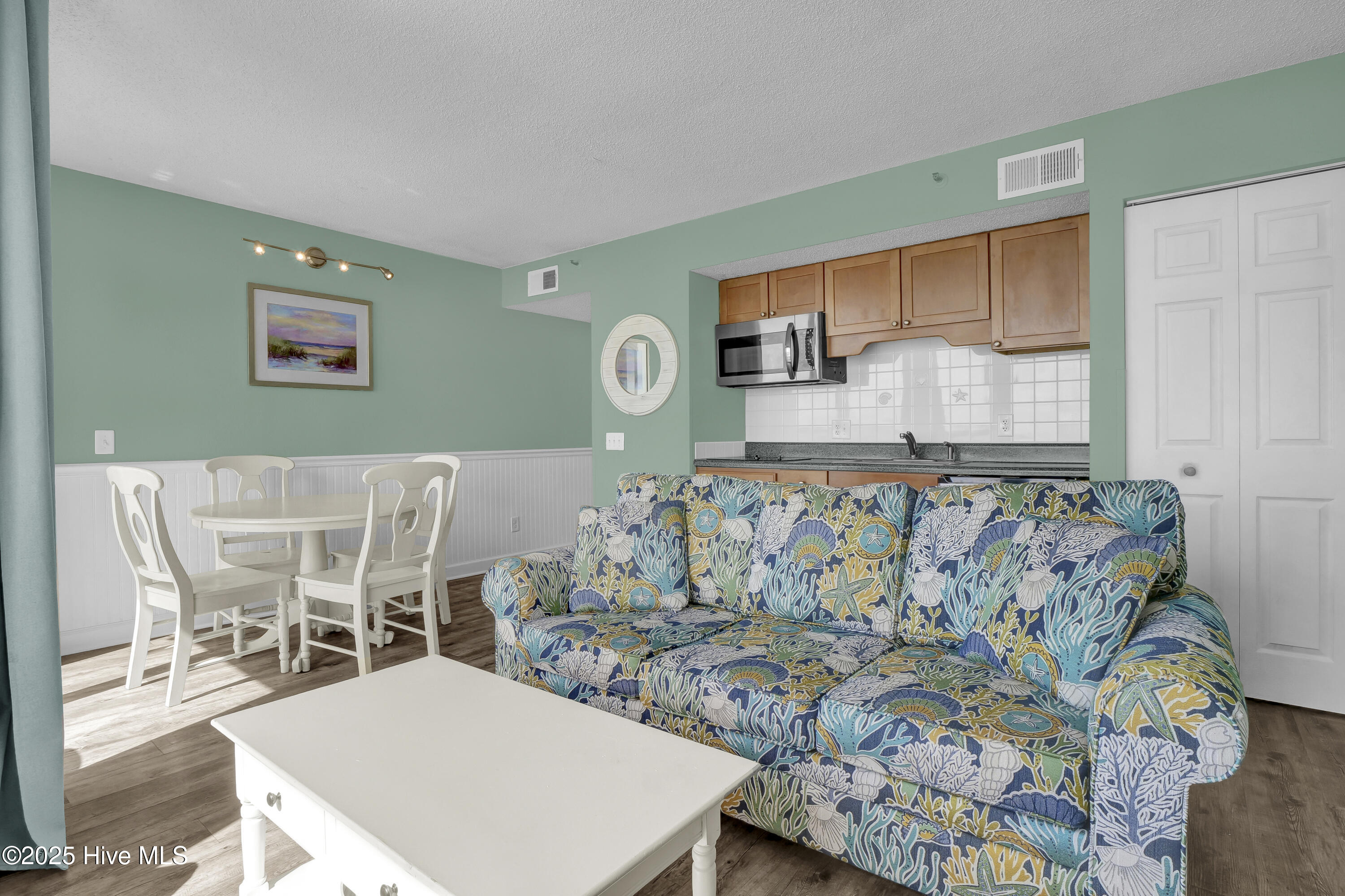 100530116 | Photo 13