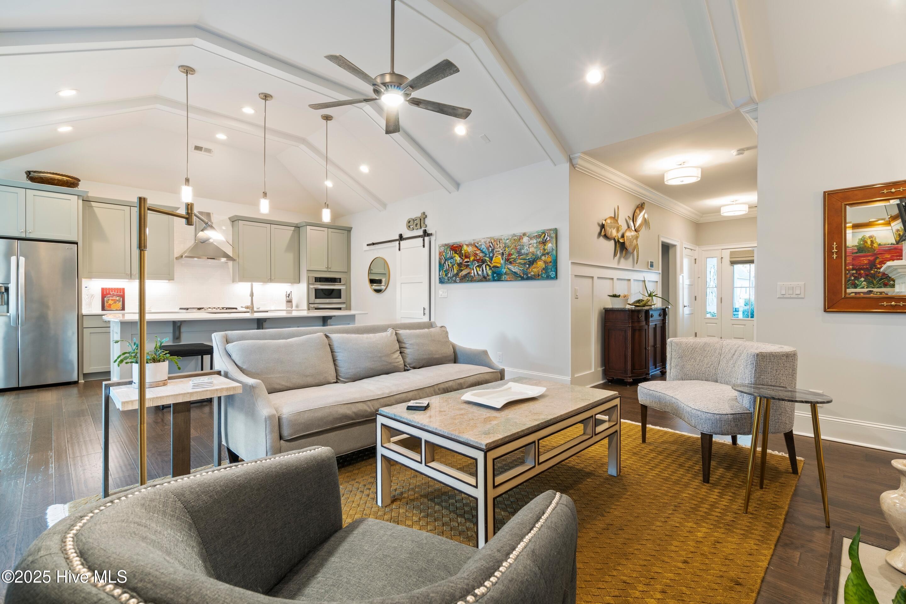 100542073 | Photo 11