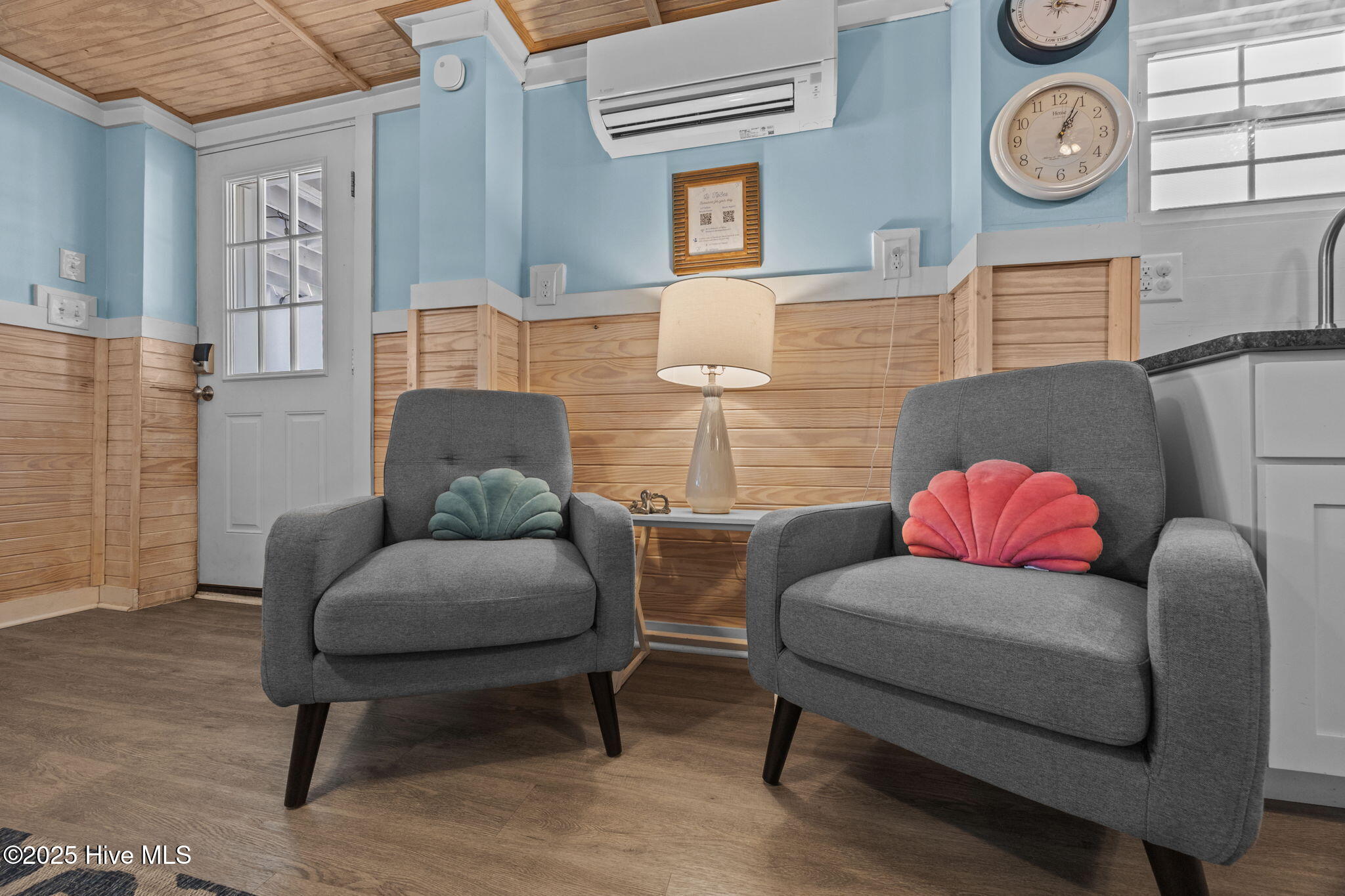 100532848 | Photo 36