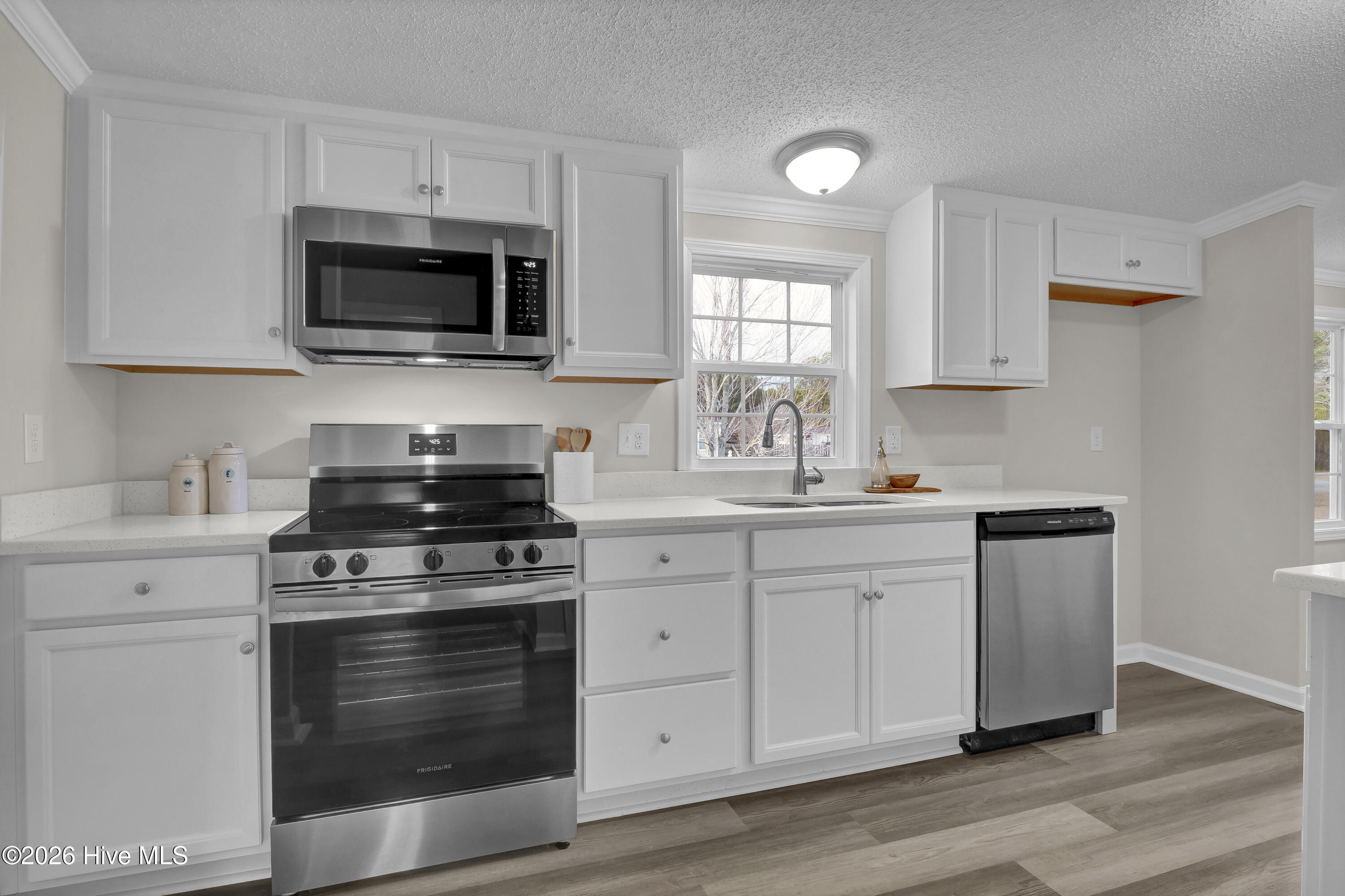 100550889 | Photo 12