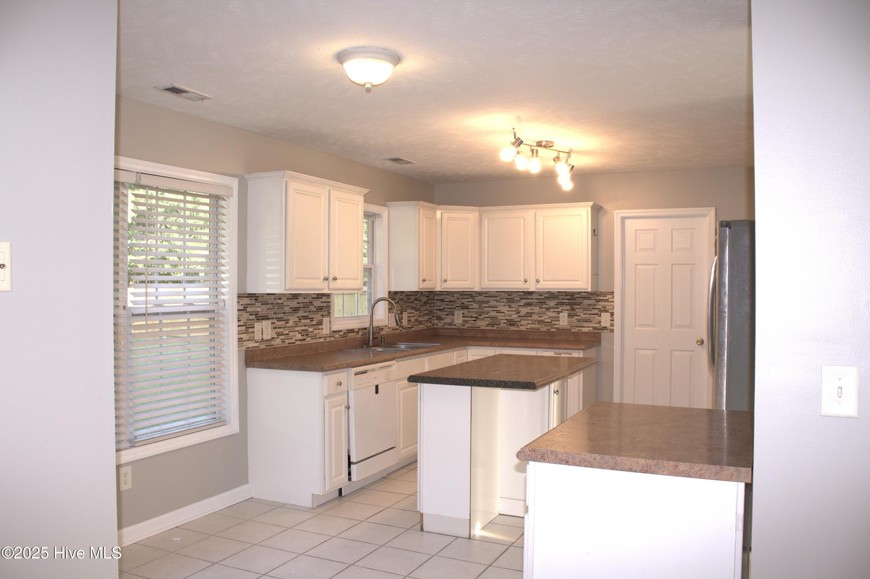 100520140 | Photo 13