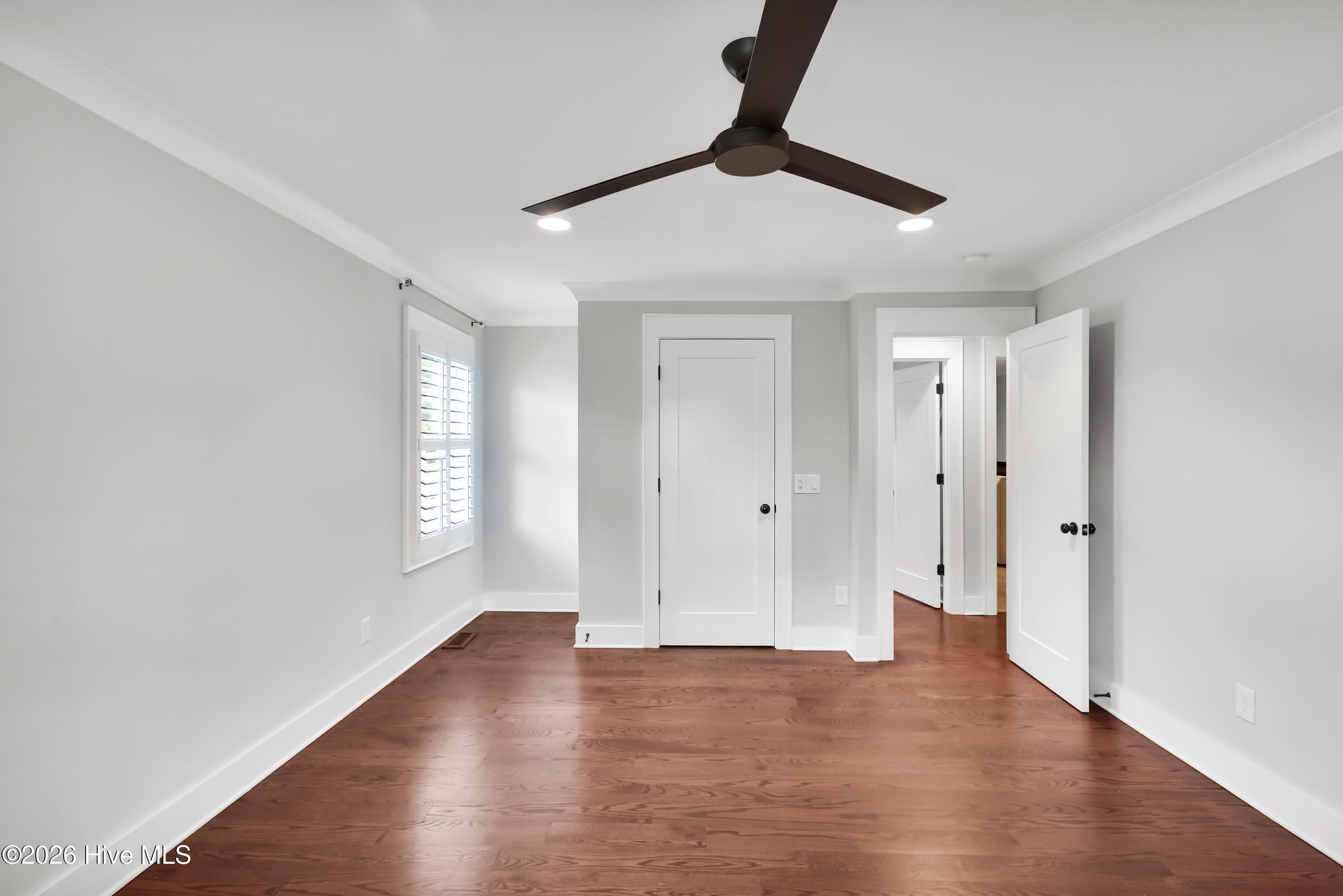 100565189 | Photo 23