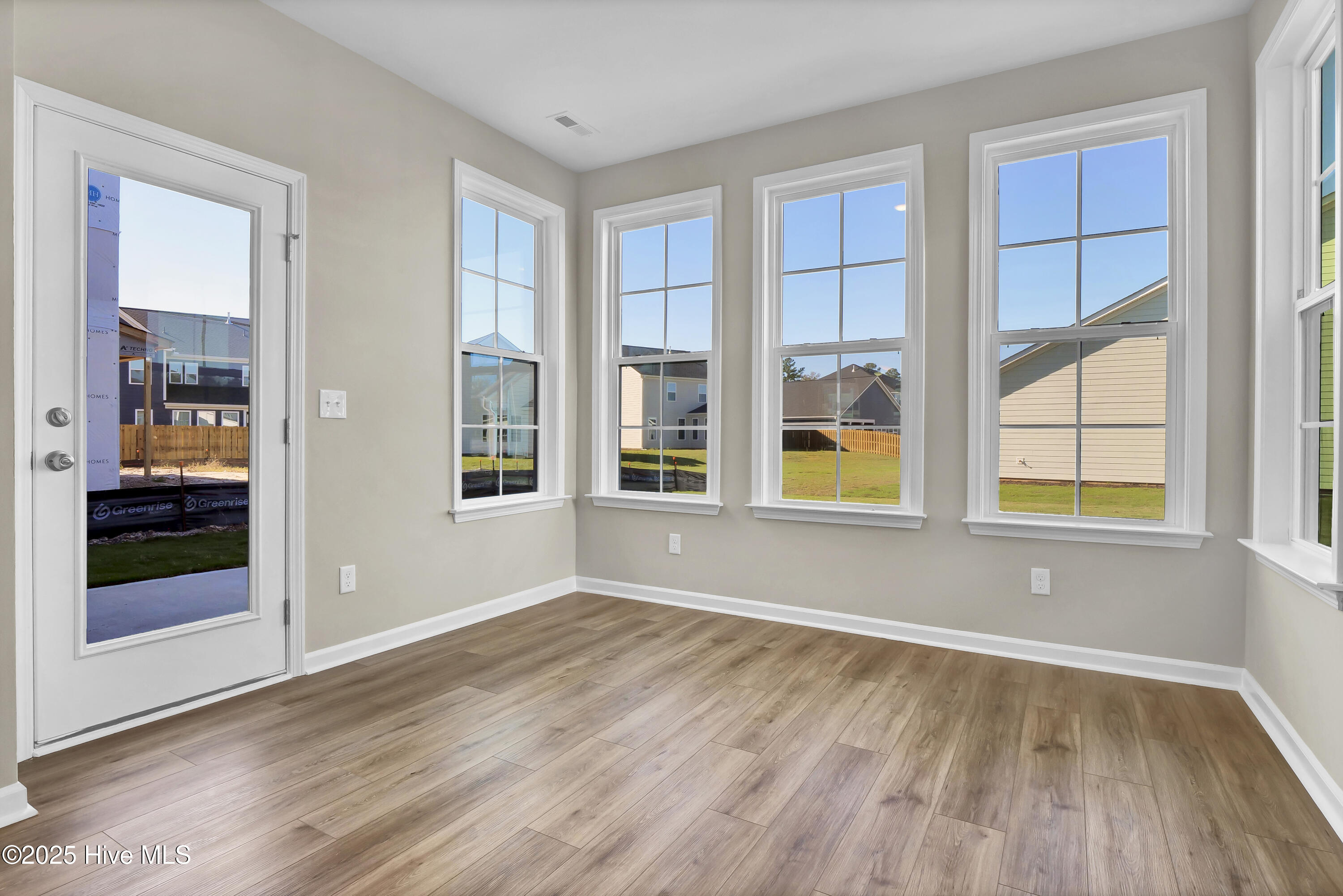 100561903 | Photo 10