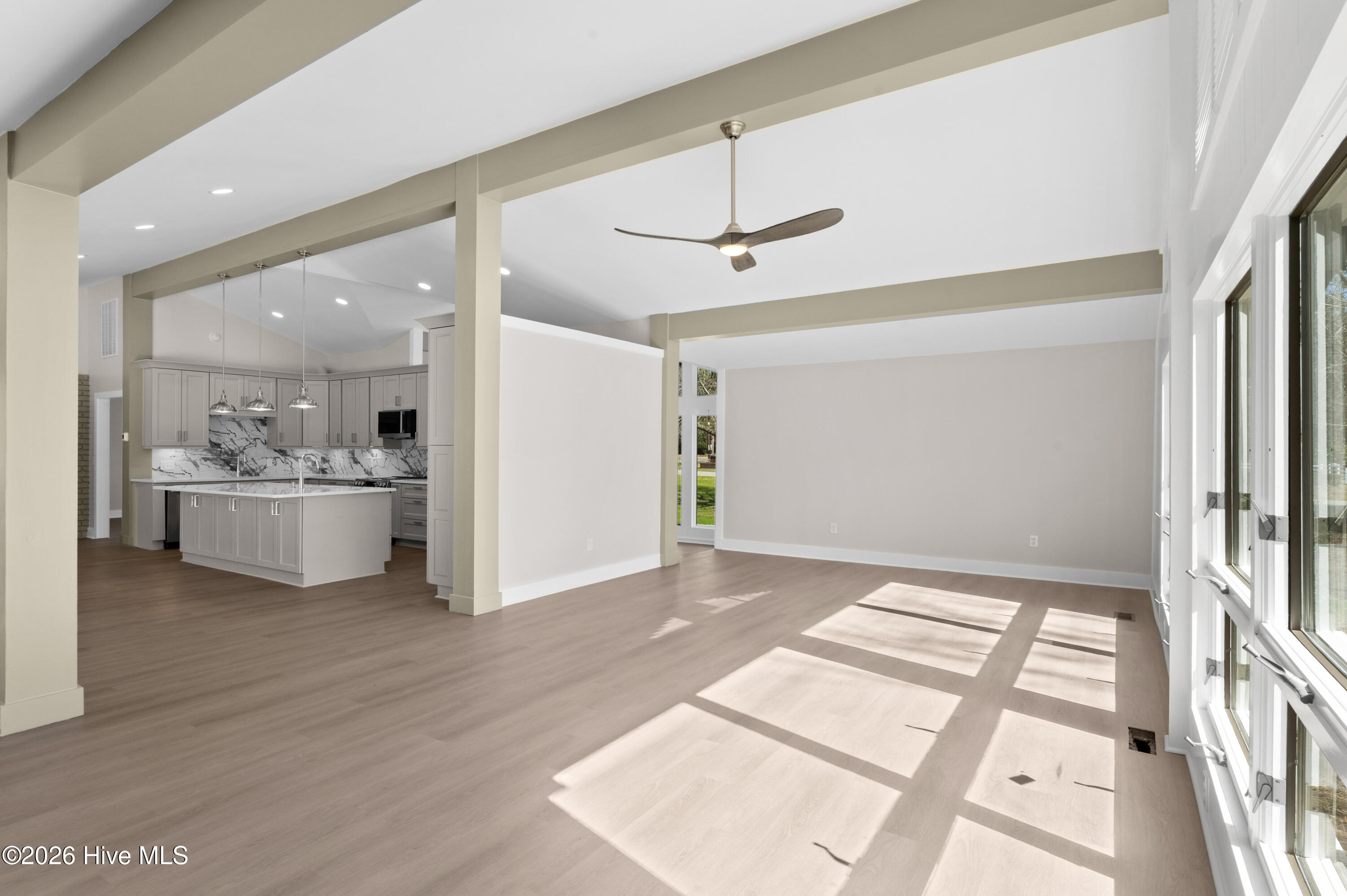 100561739 | Photo 12