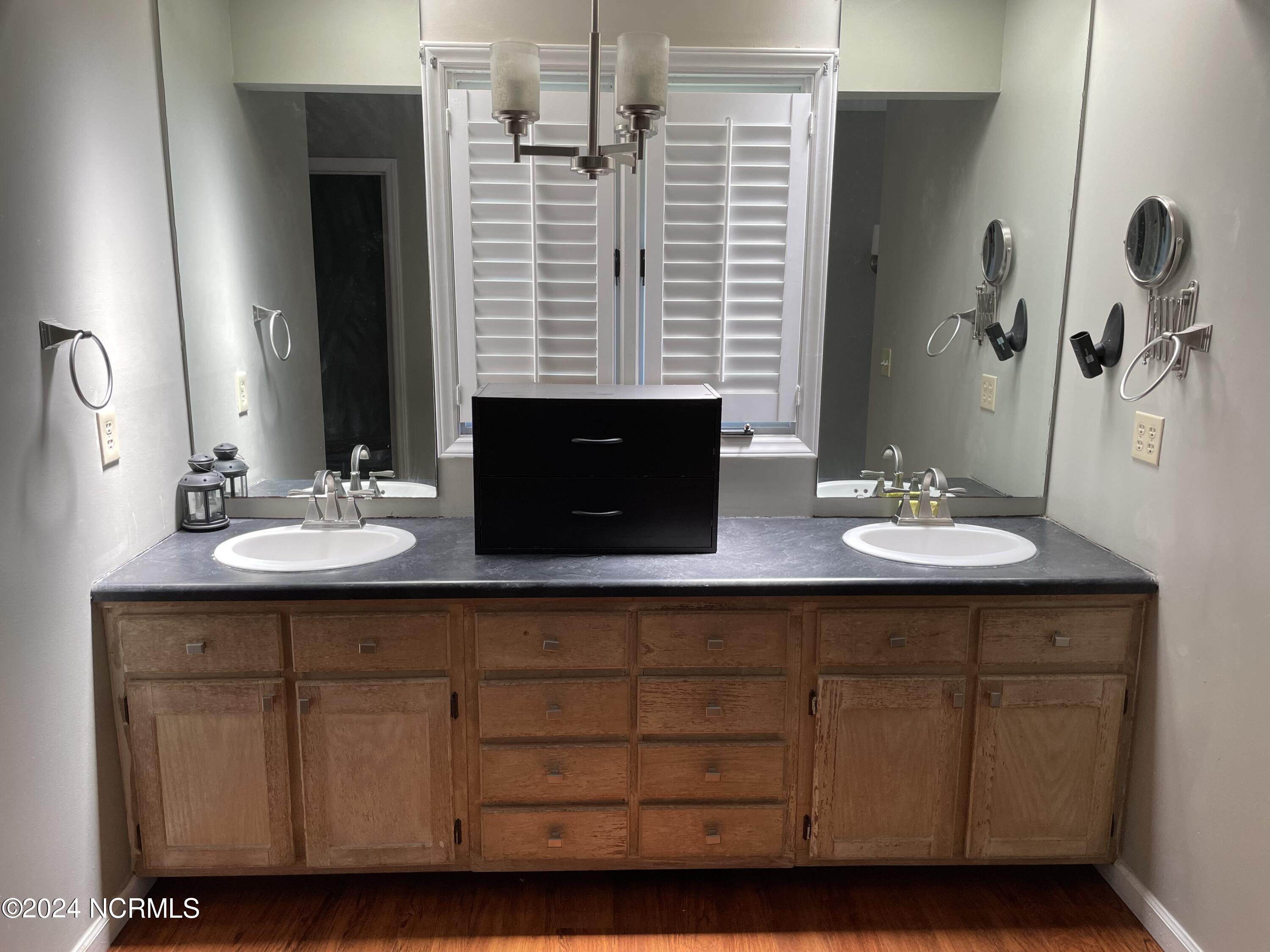 100560812 | Photo 19