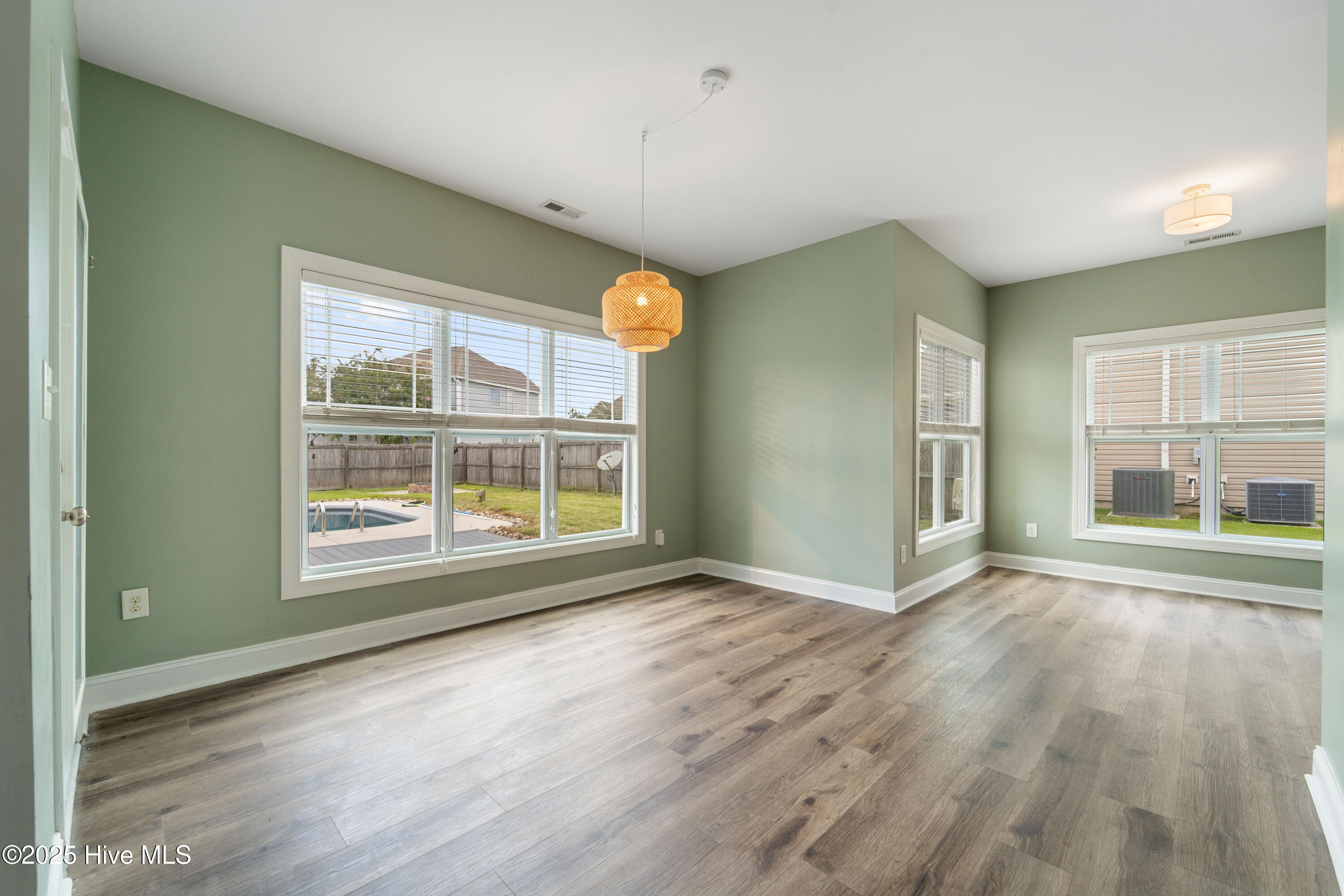 100525842 | Photo 26