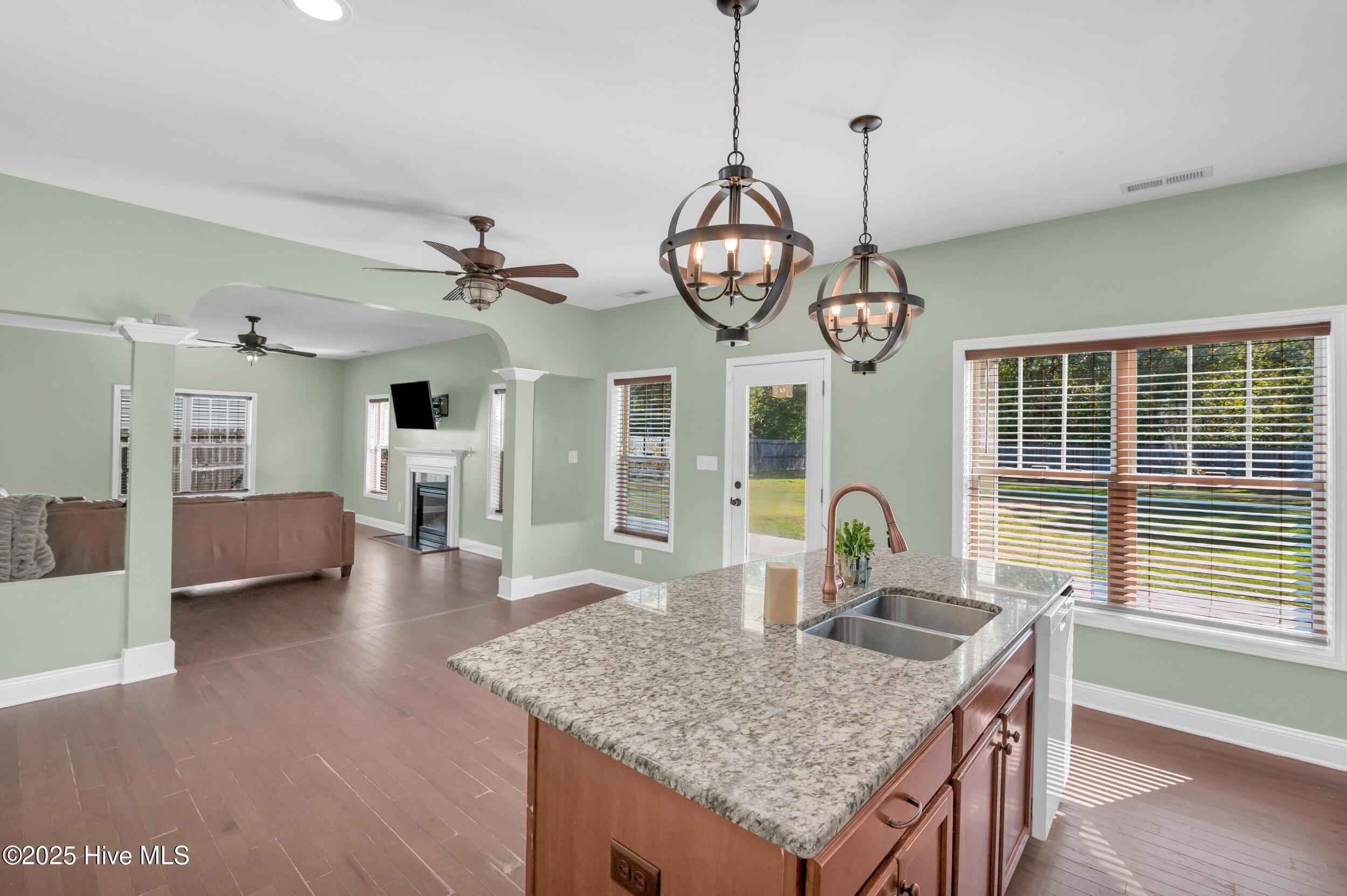 100538065 | Photo 13