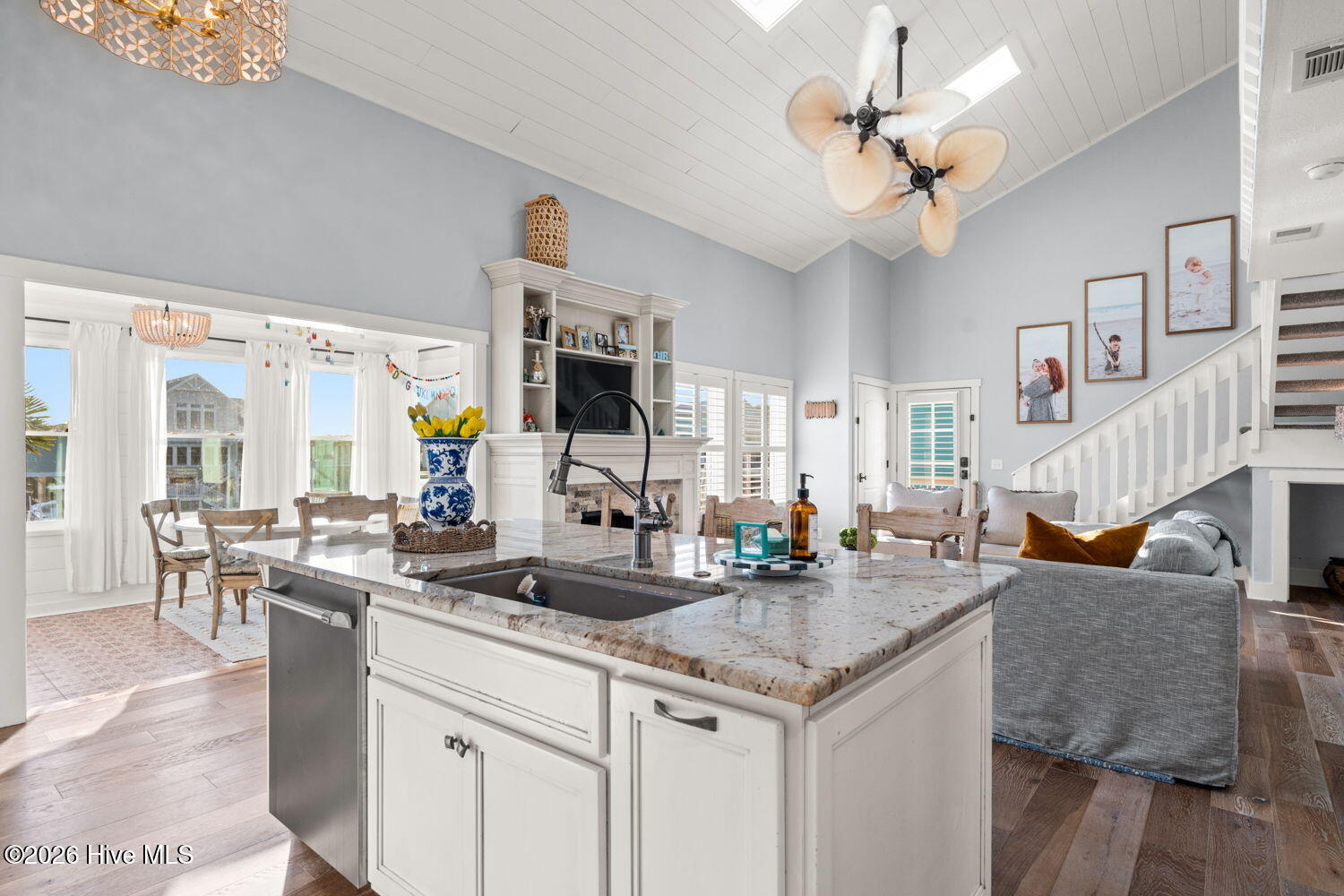 100569670 | Photo 12