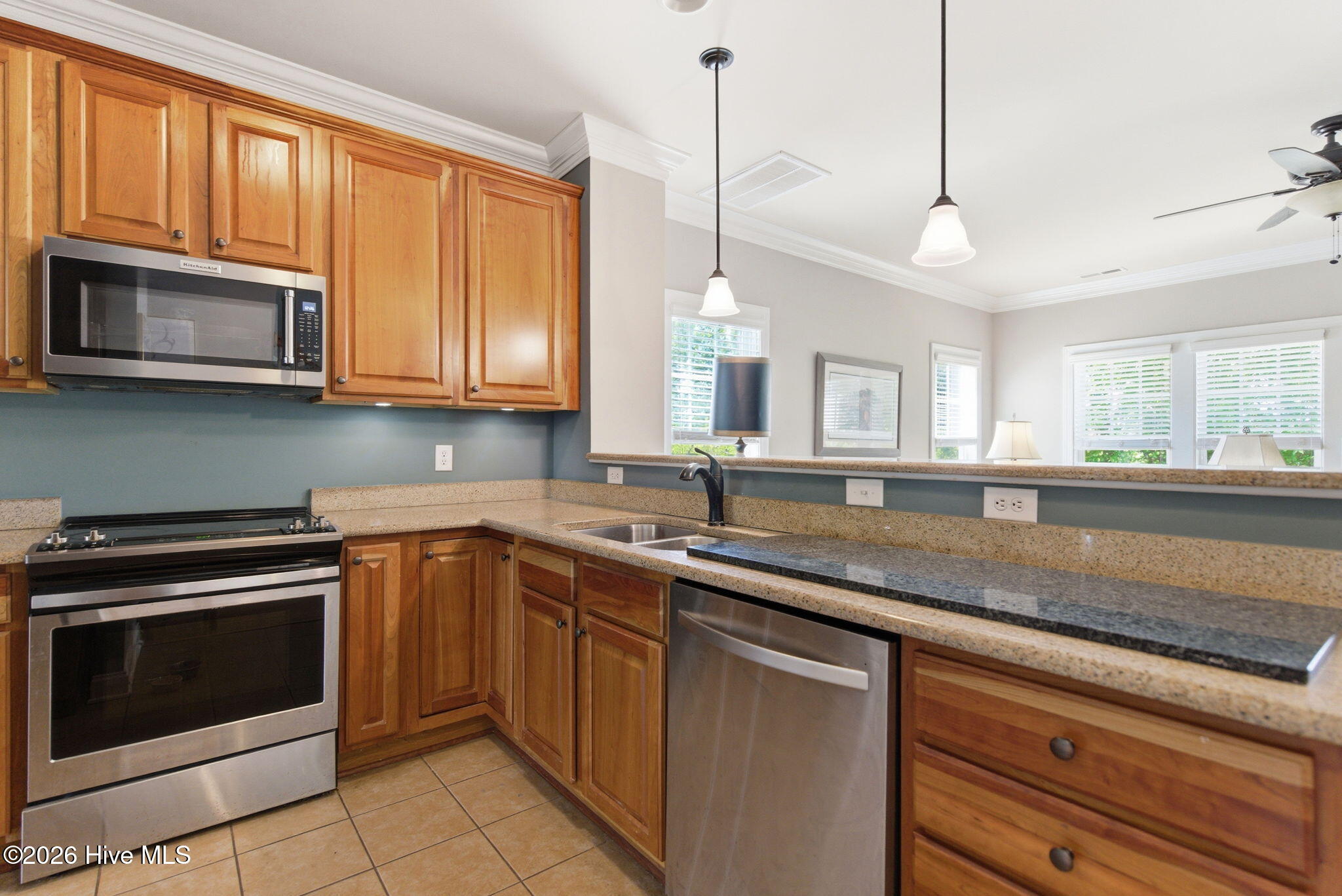 100569700 | Photo 14