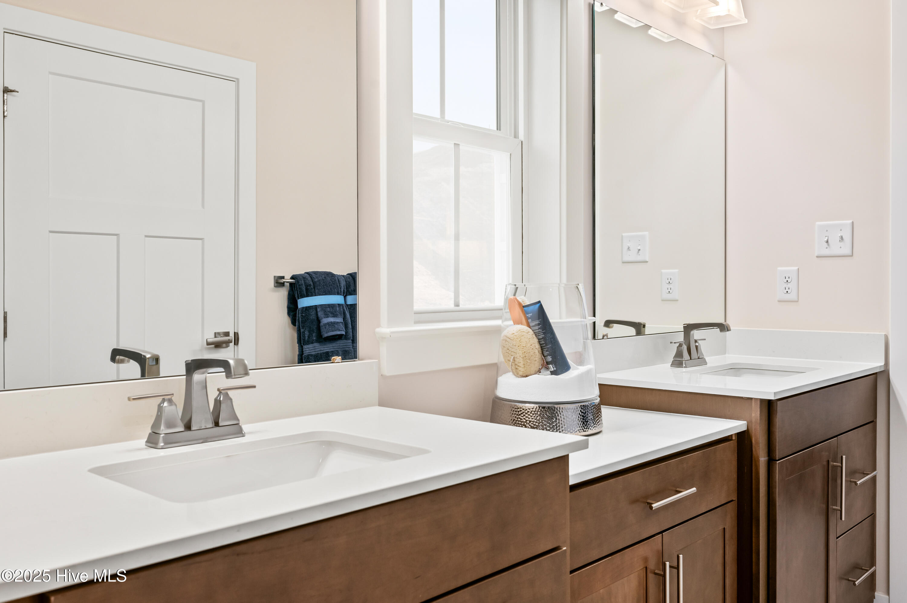 100548016 | Photo 17