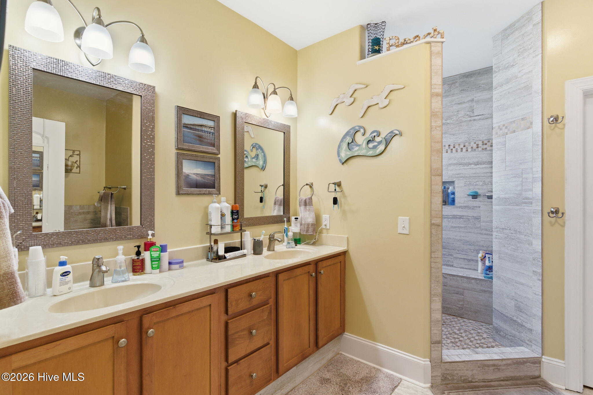 100569602 | Photo 24