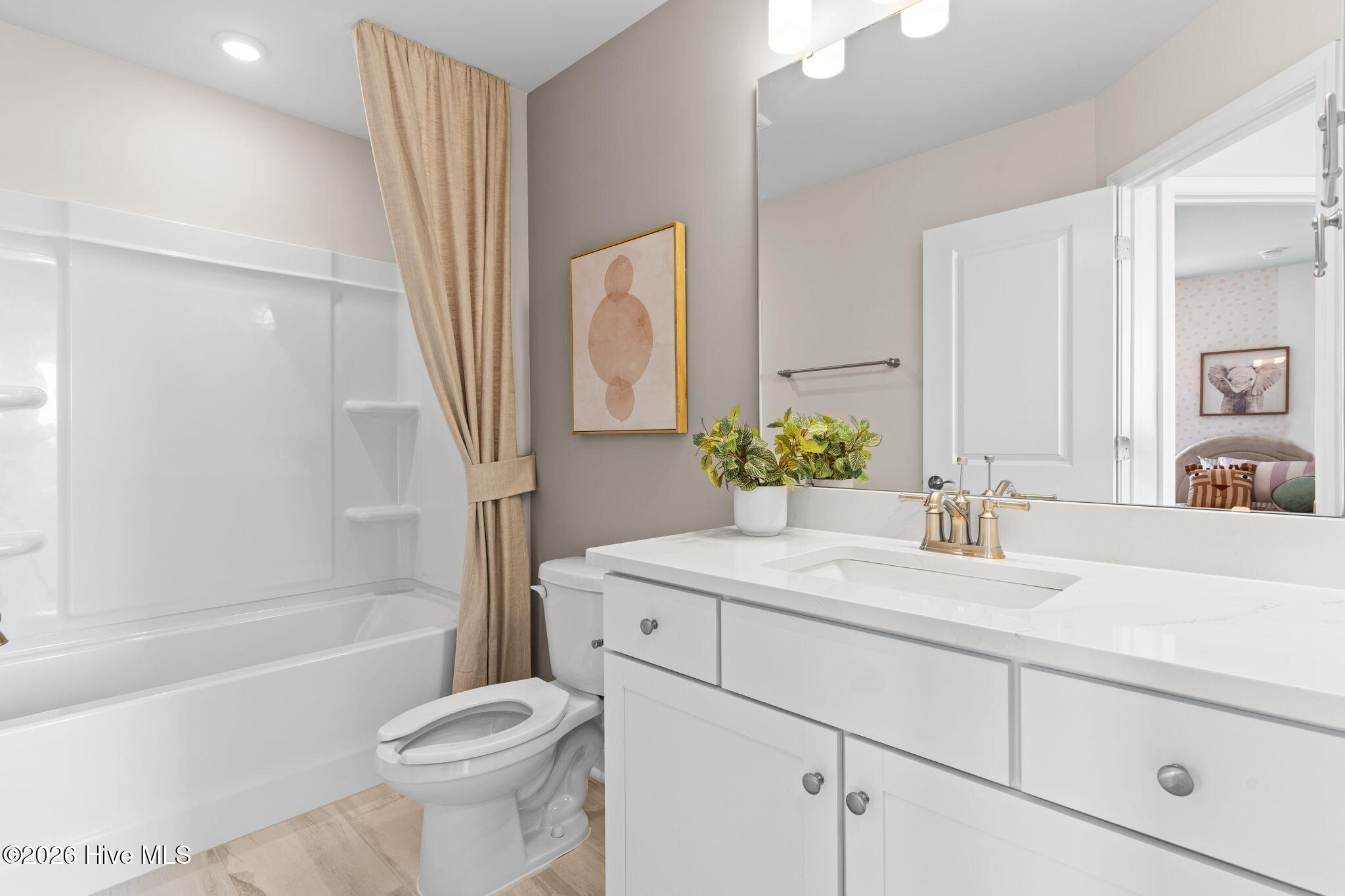 100560253 | Photo 40