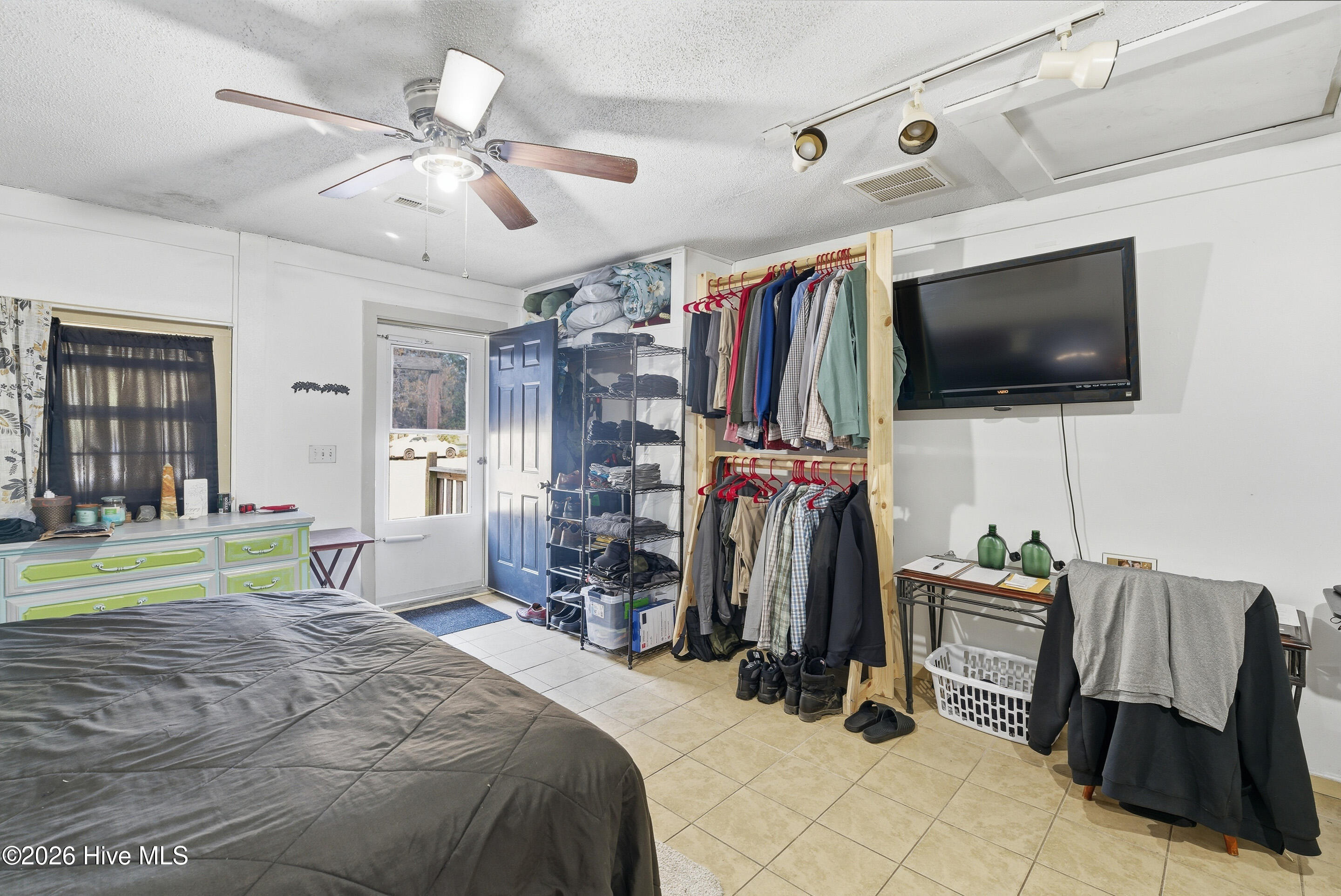 100563534 | Photo 24