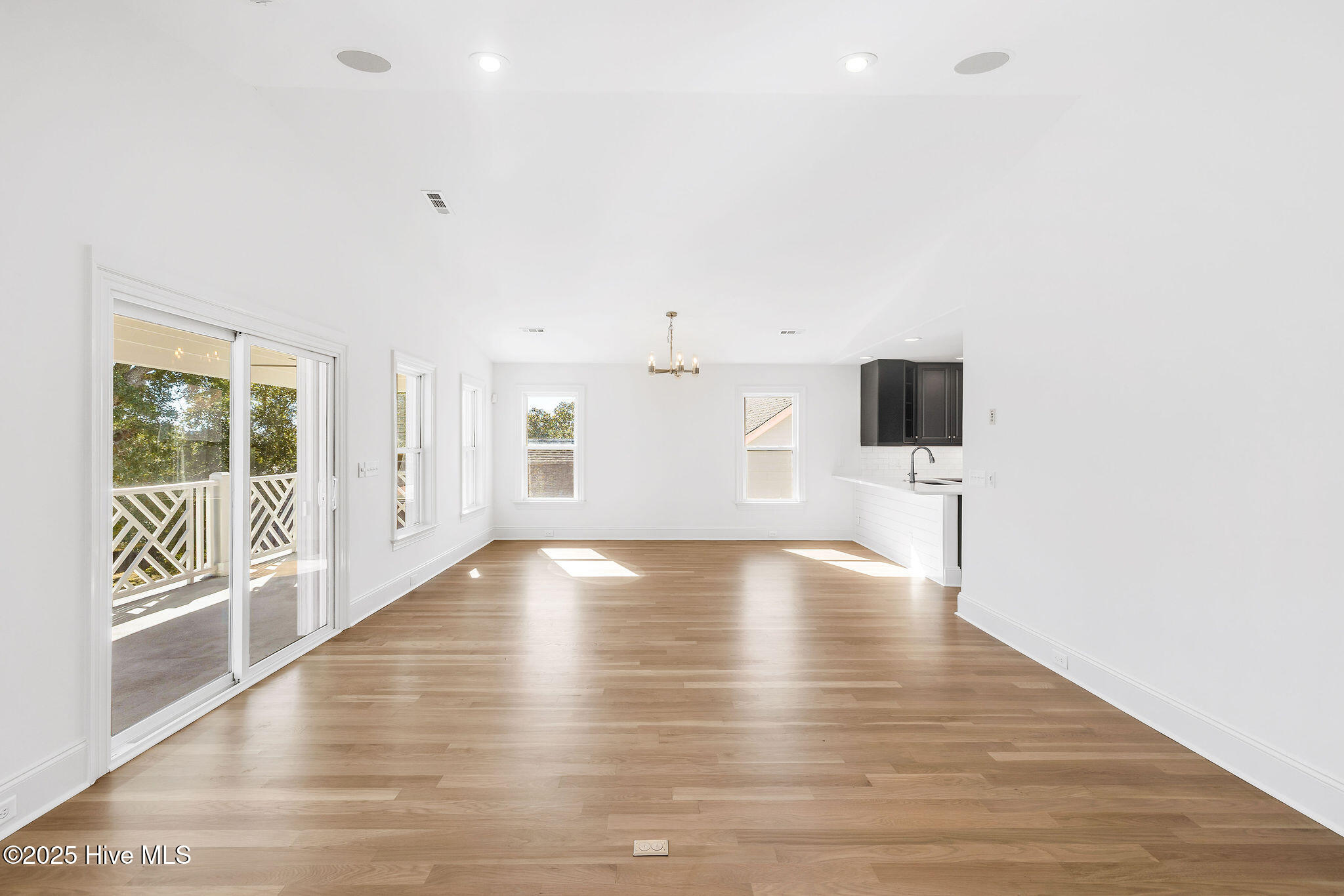 100540097 | Photo 26