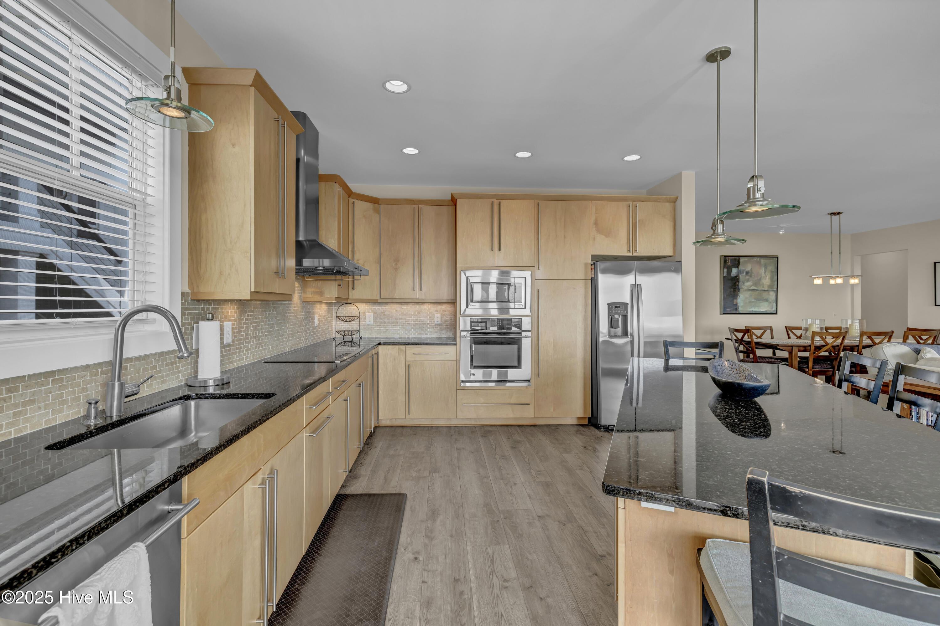 100515880 | Photo 11