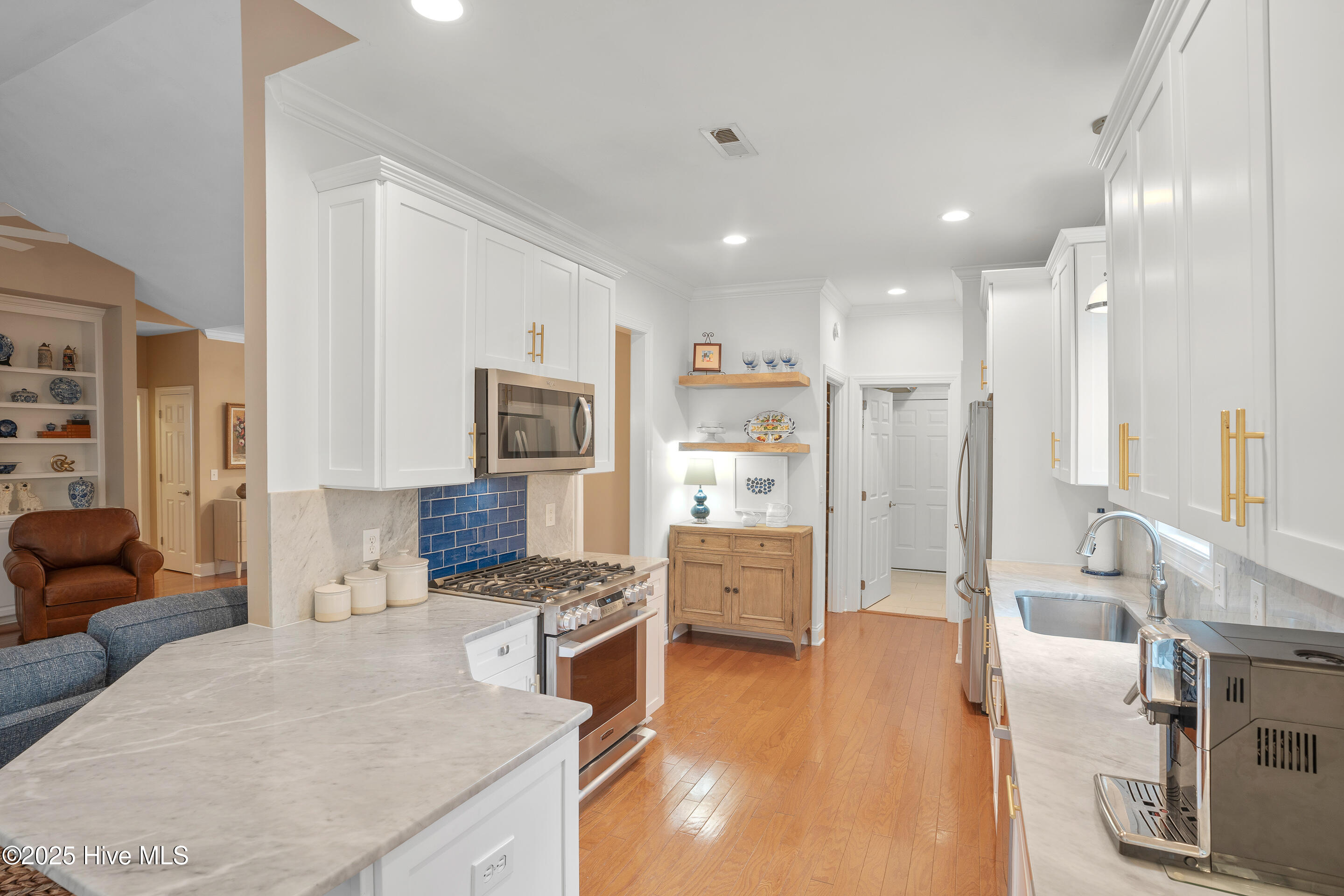 100526851 | Photo 16