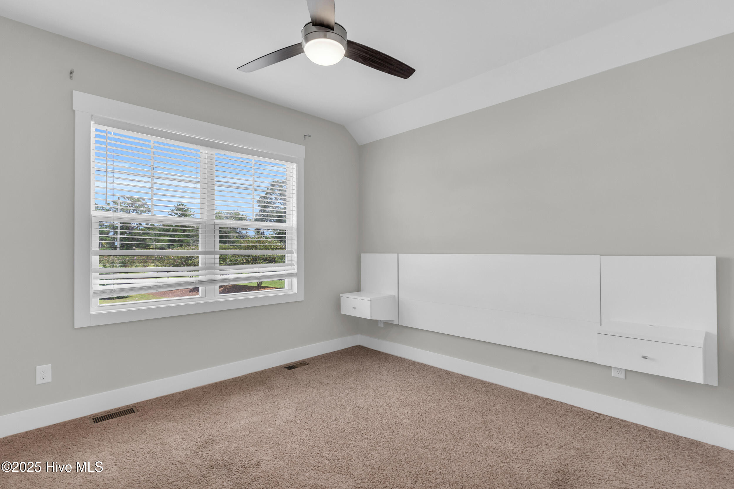 100526373 | Photo 22