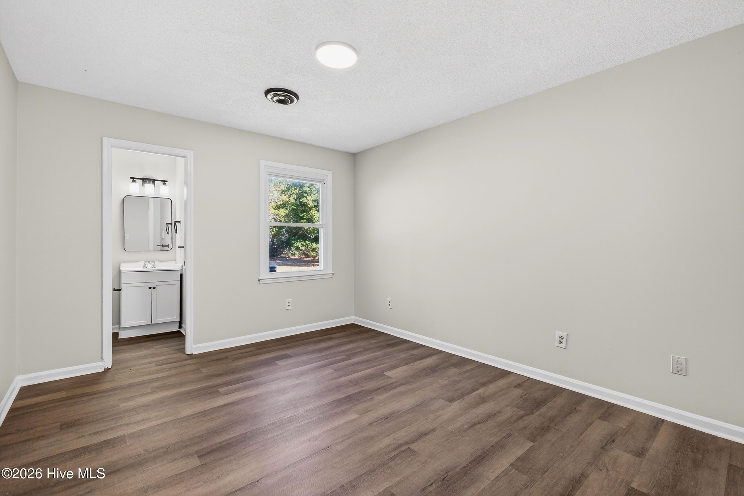 100549114 | Photo 12