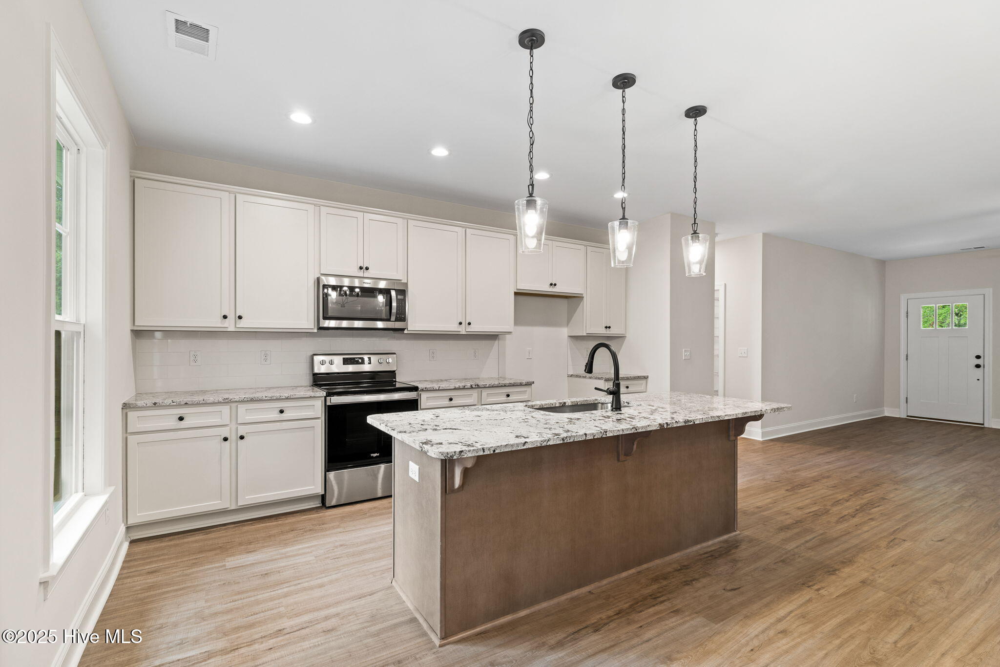 100552676 | Photo 16