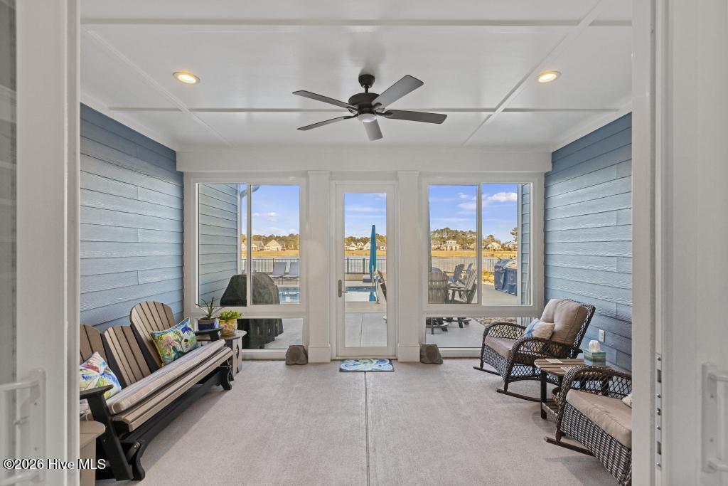 100569844 | Photo 64