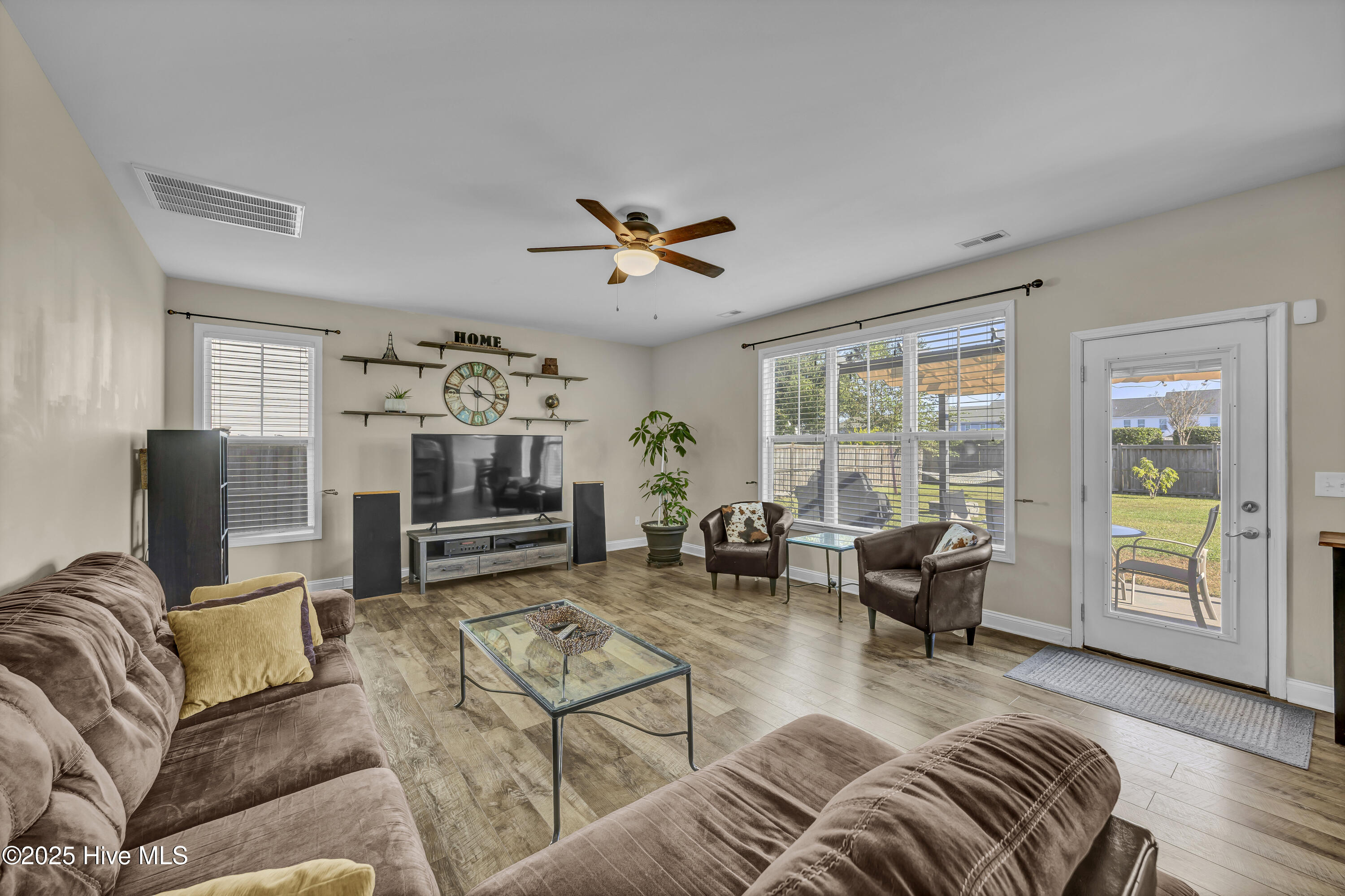 100549704 | Photo 23