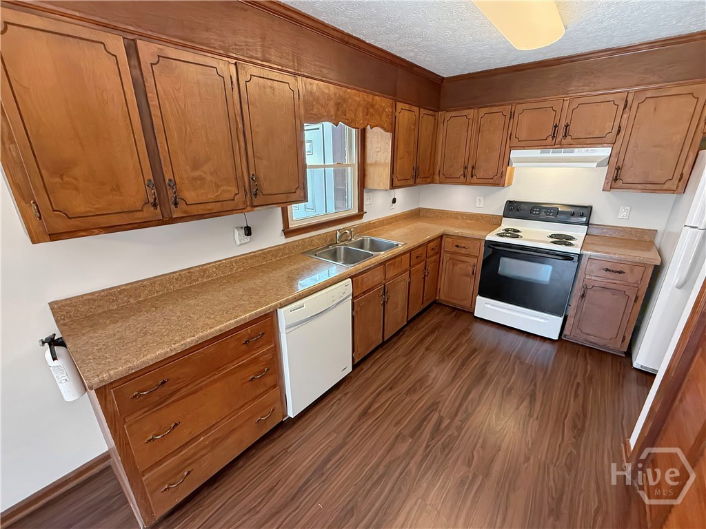 Lots of Kitchen & Counter space