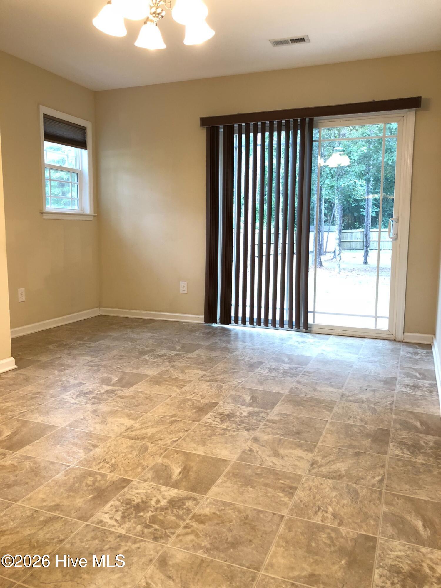 100562553 | Photo 12