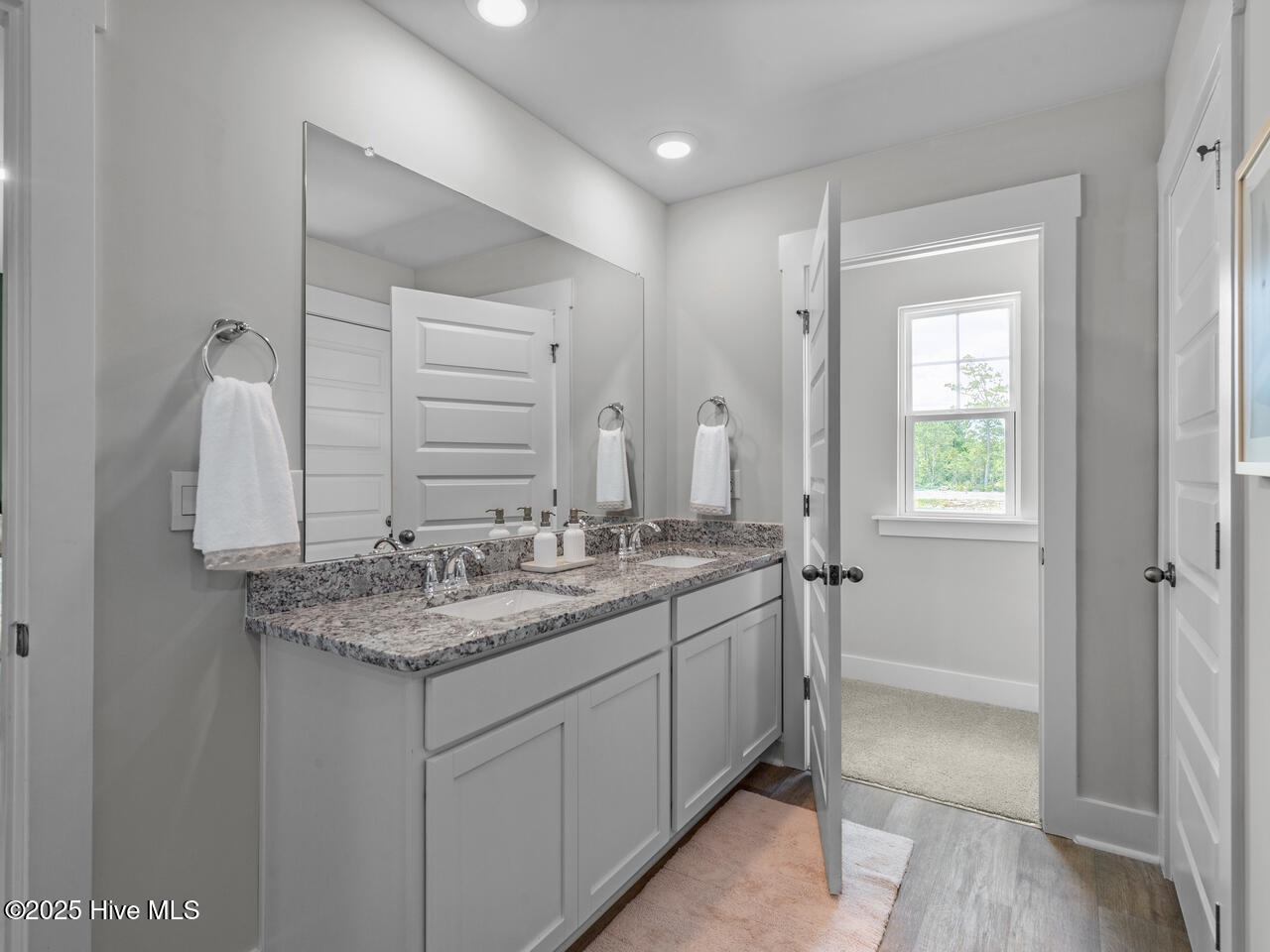 100537493 | Photo 32