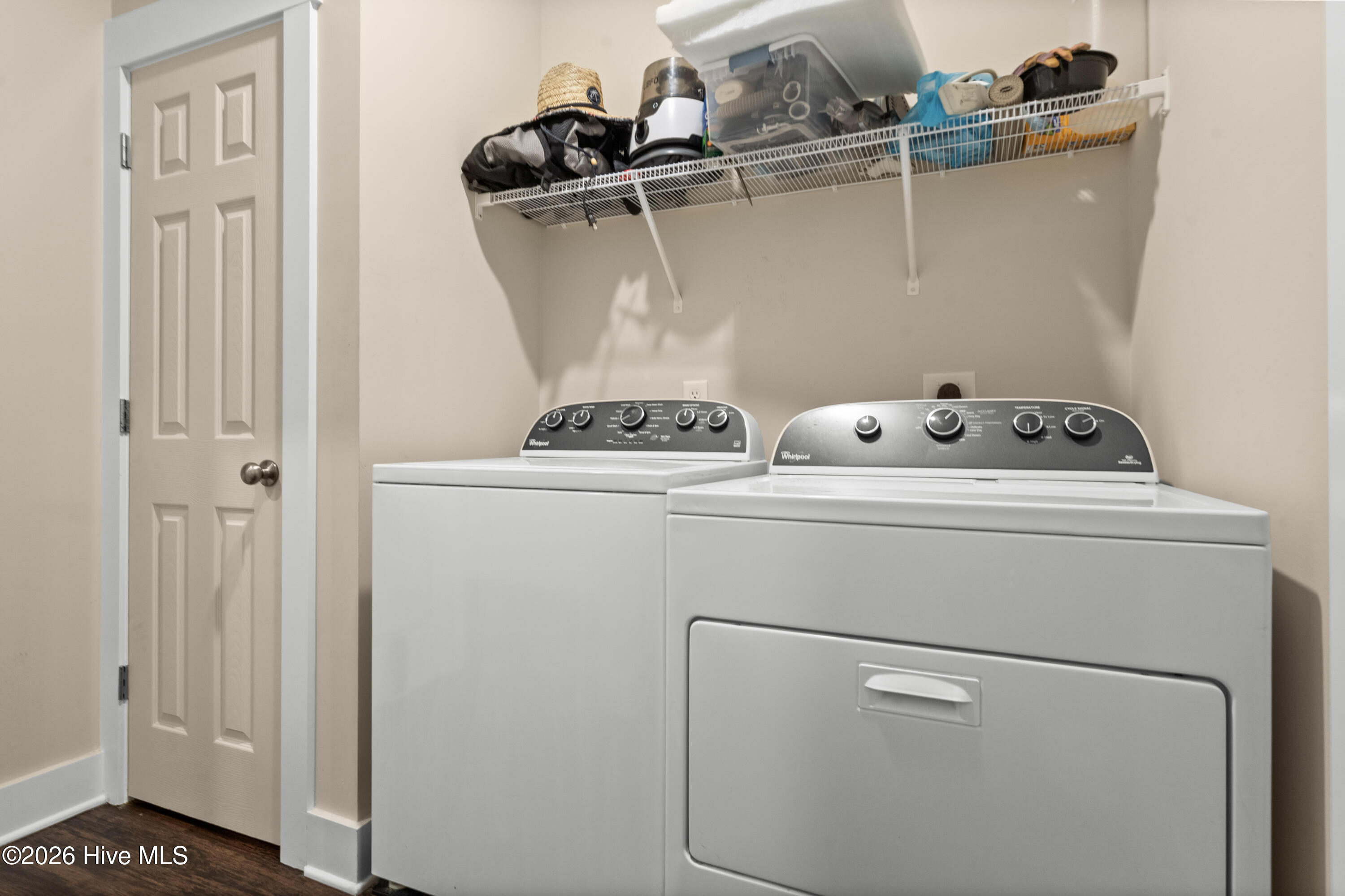 100569273 | Photo 28