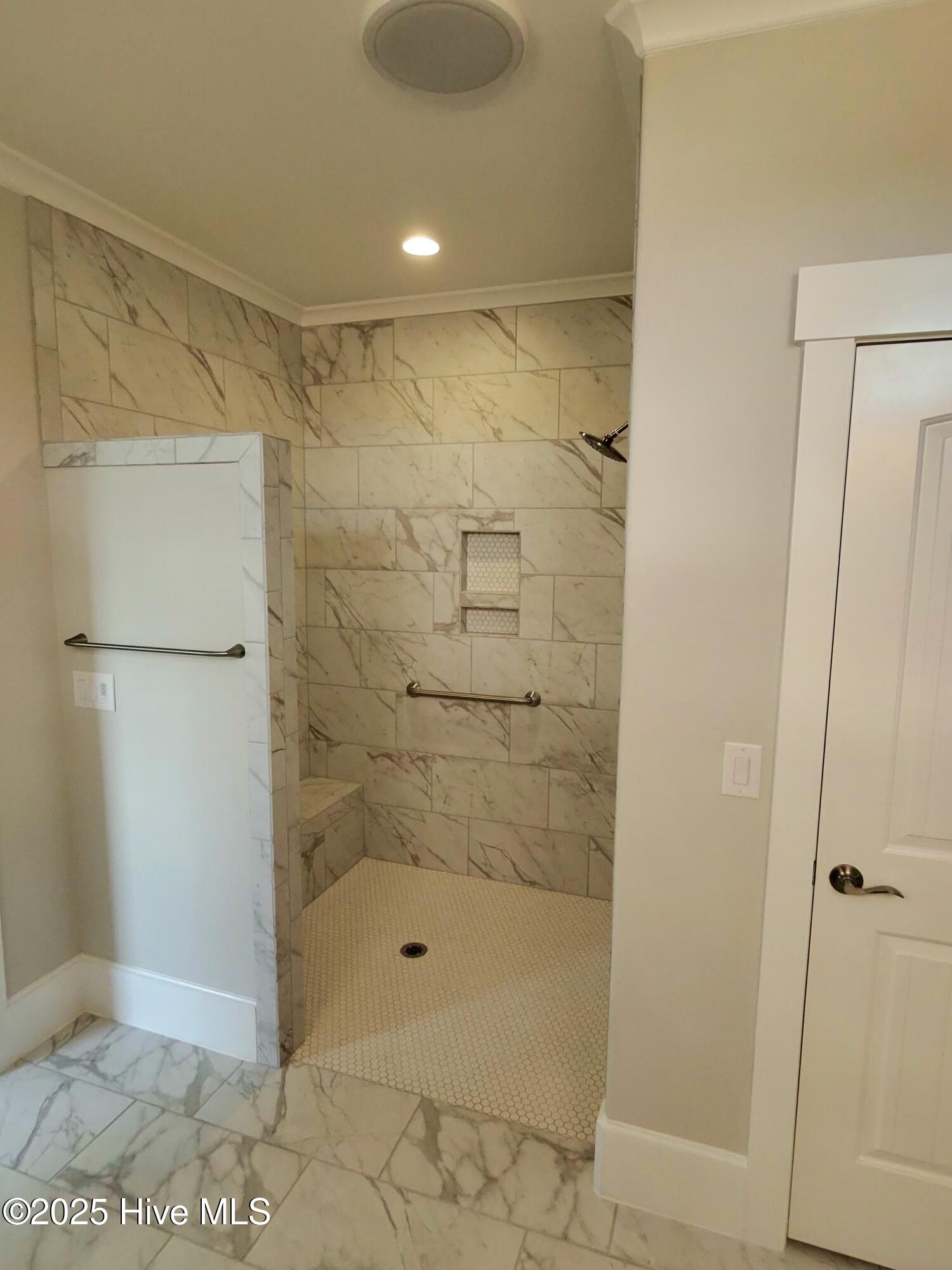 100518312 | Photo 12