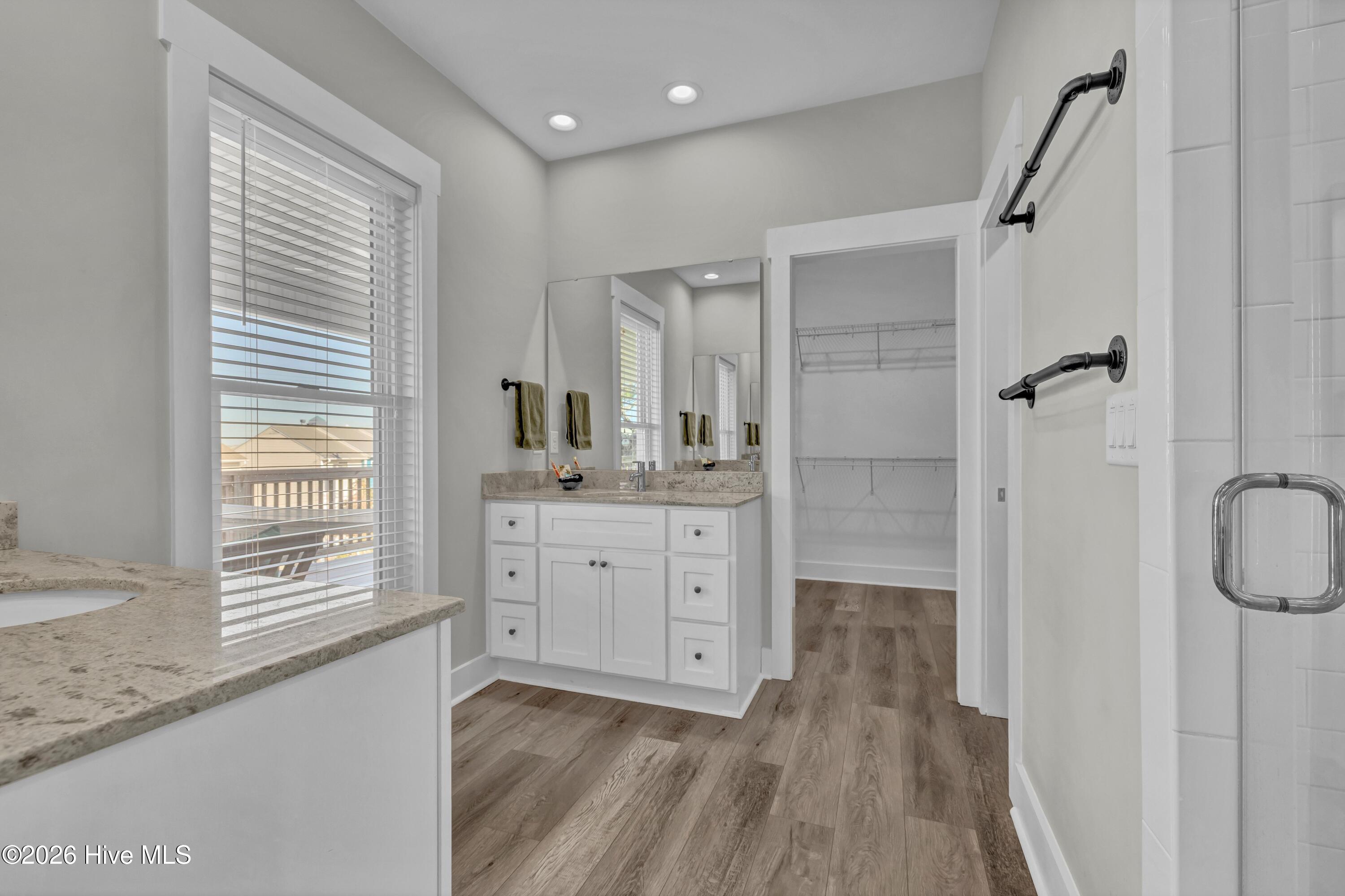 100549808 | Photo 29