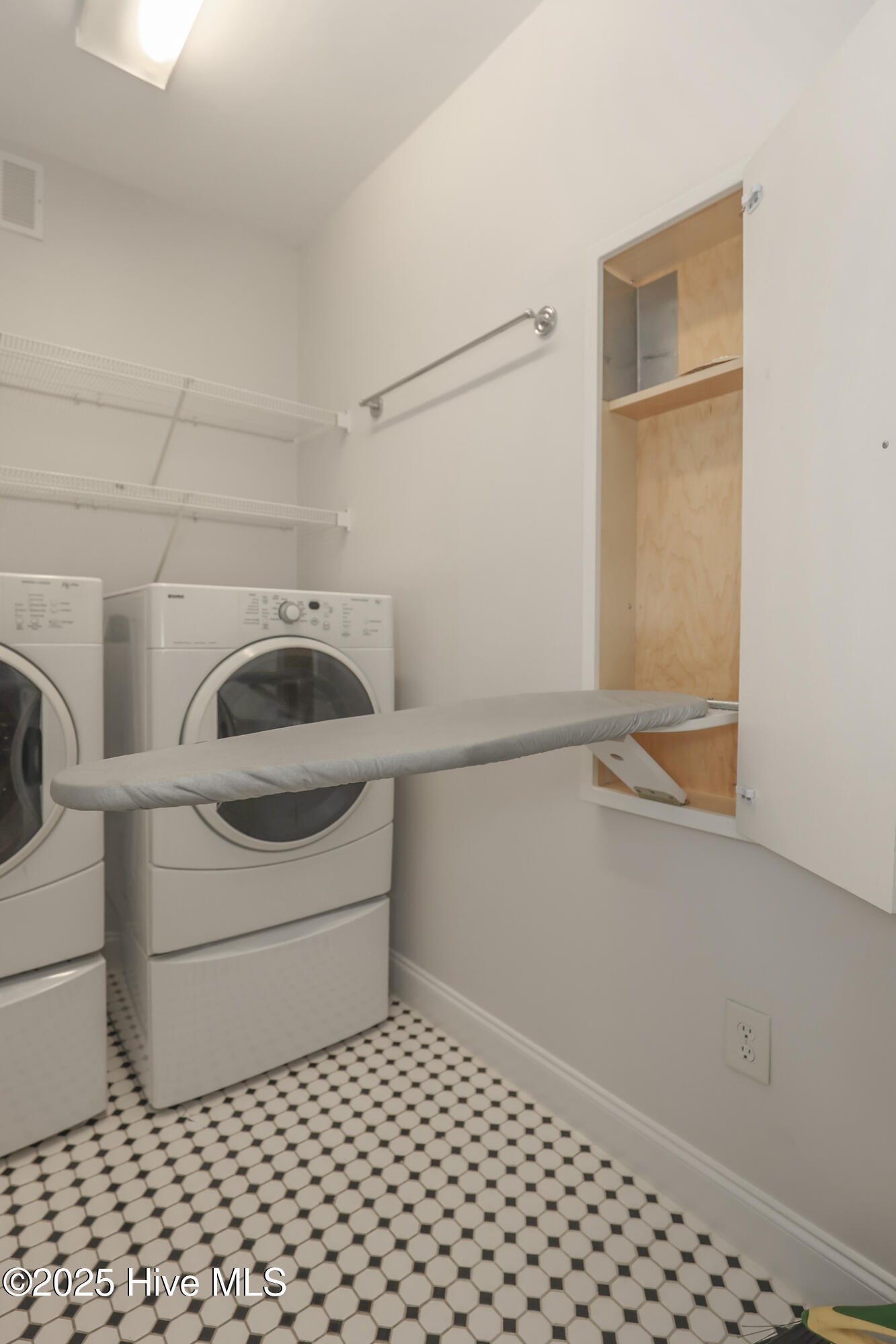 100530782 | Photo 42