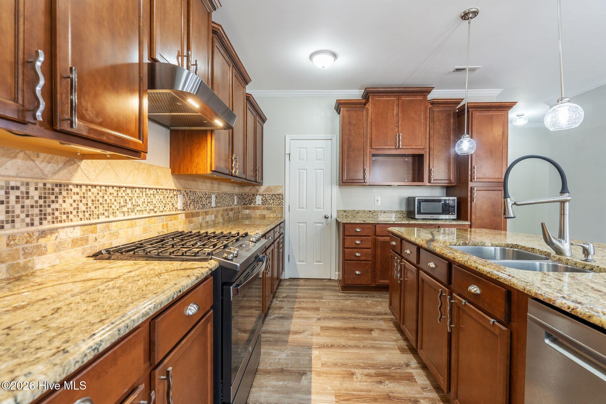 100558662 | Photo 38