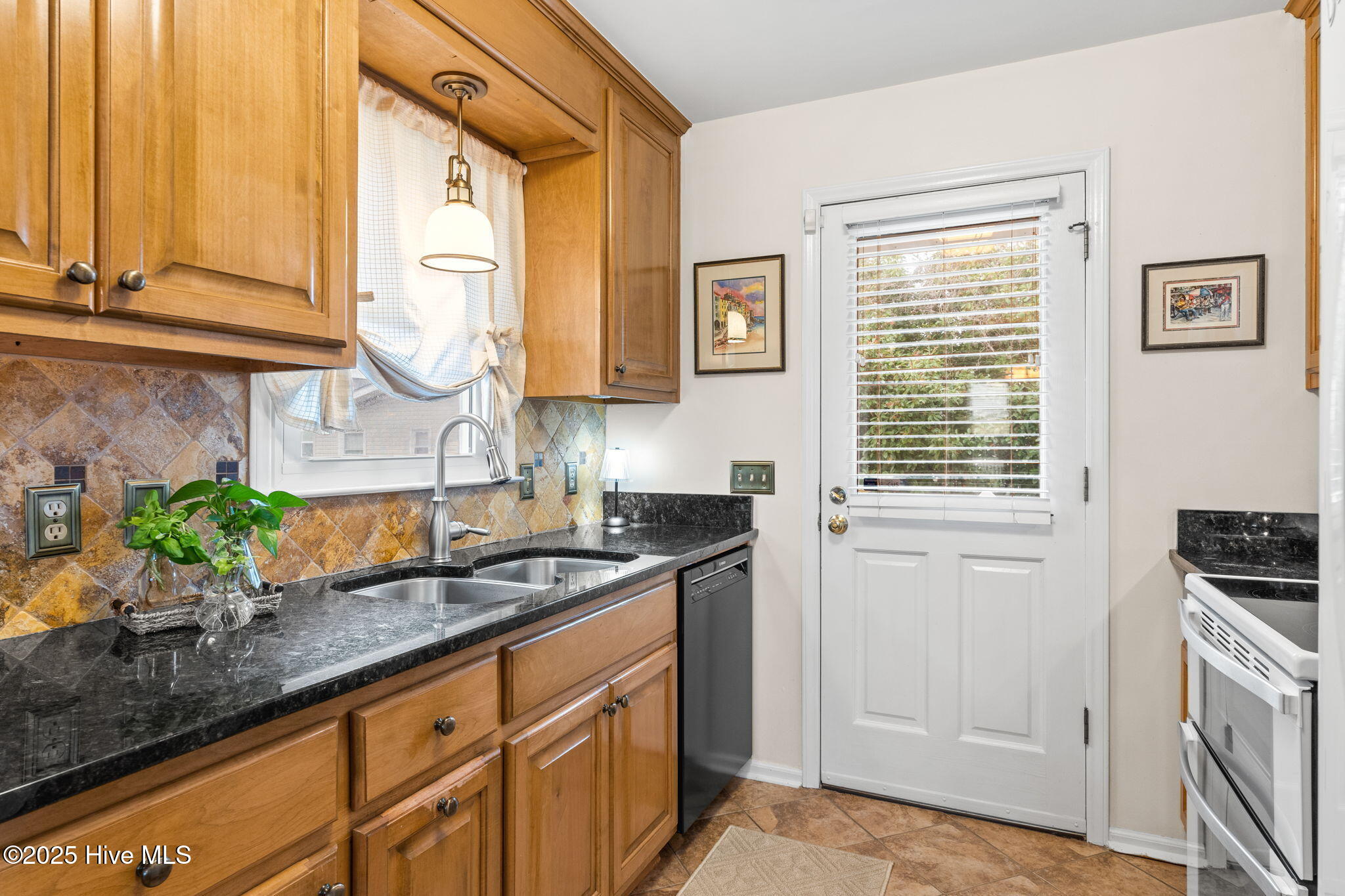 100545689 | Photo 14