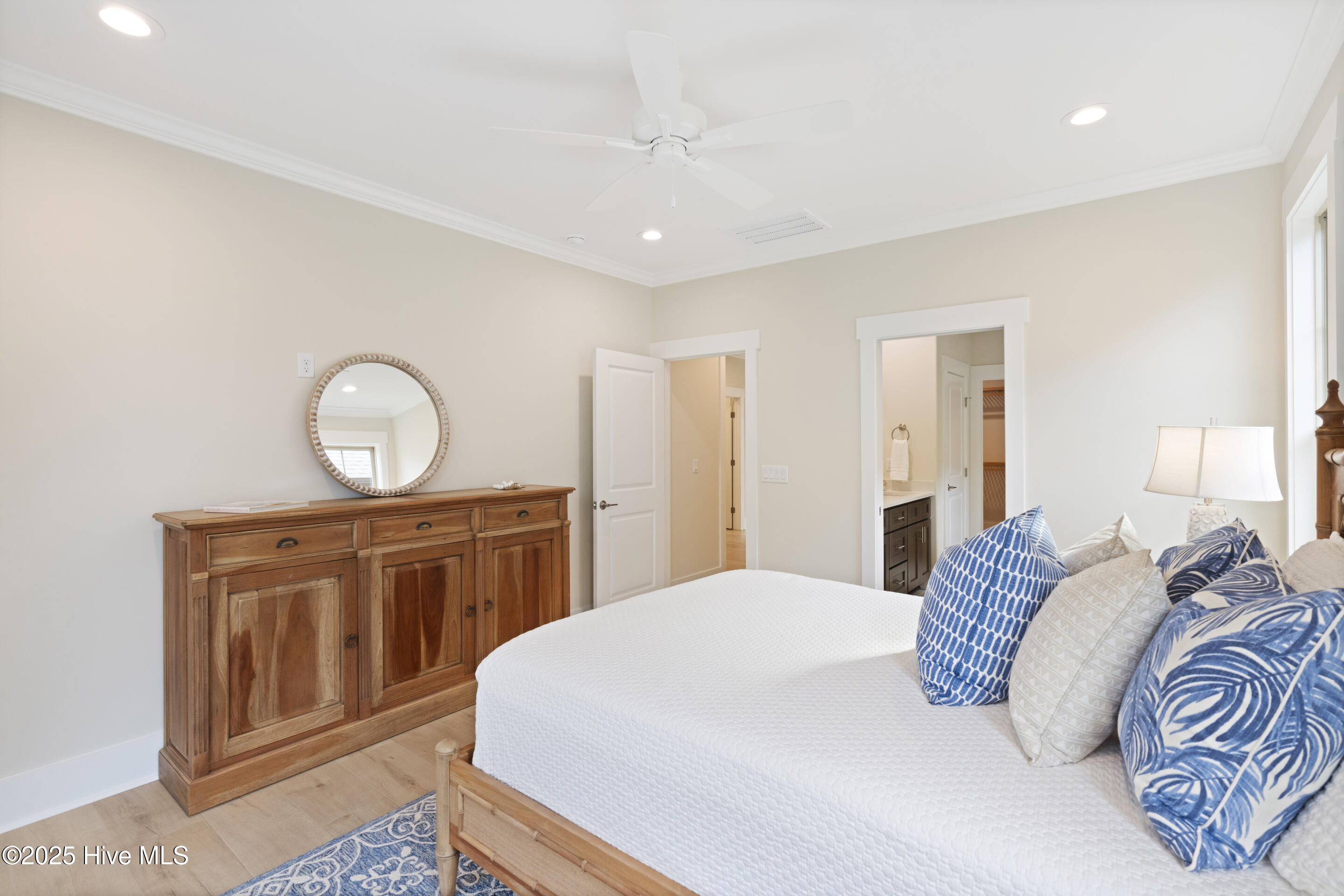 100537475 | Photo 40