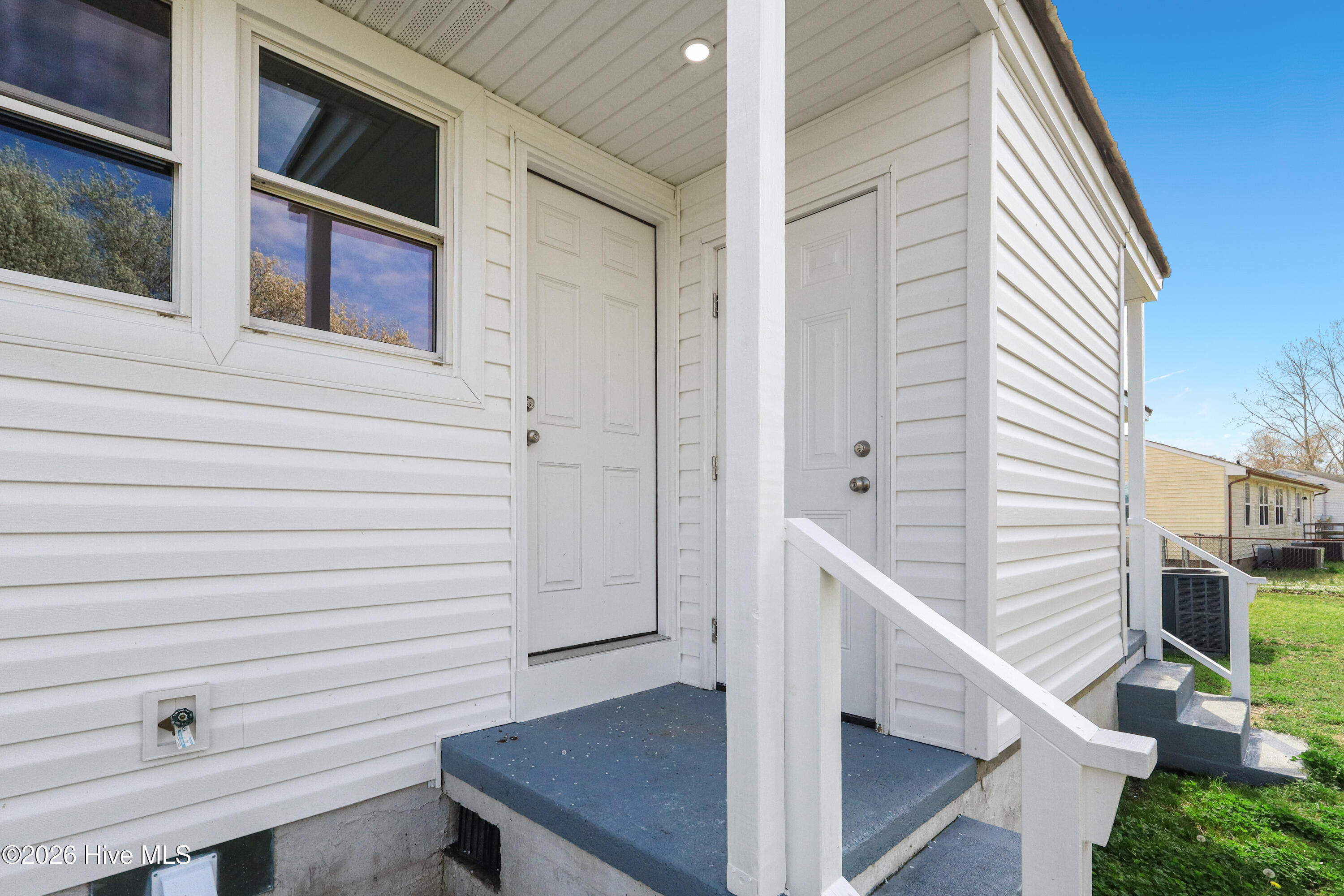 100560187 | Photo 54