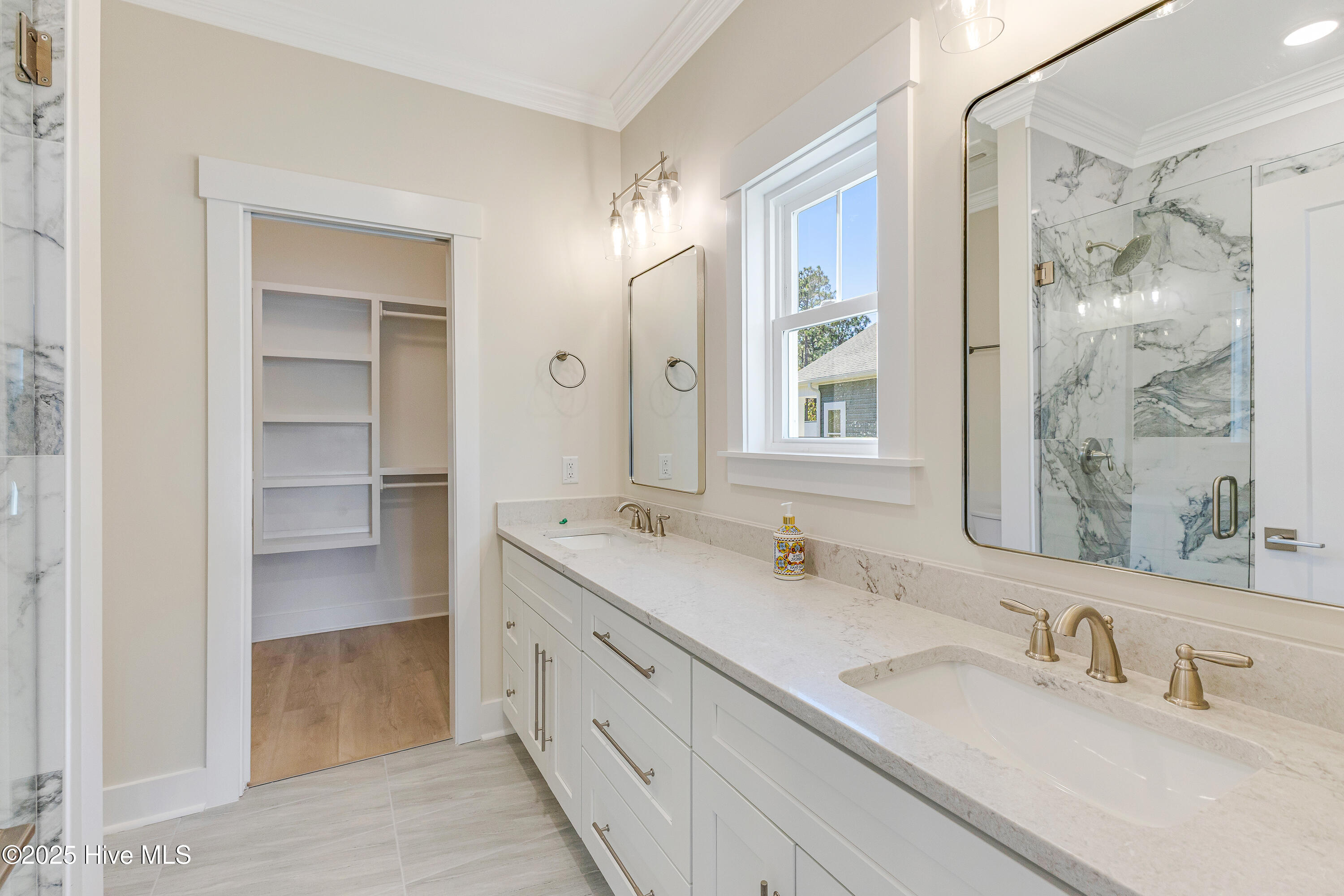 100533071 | Photo 38