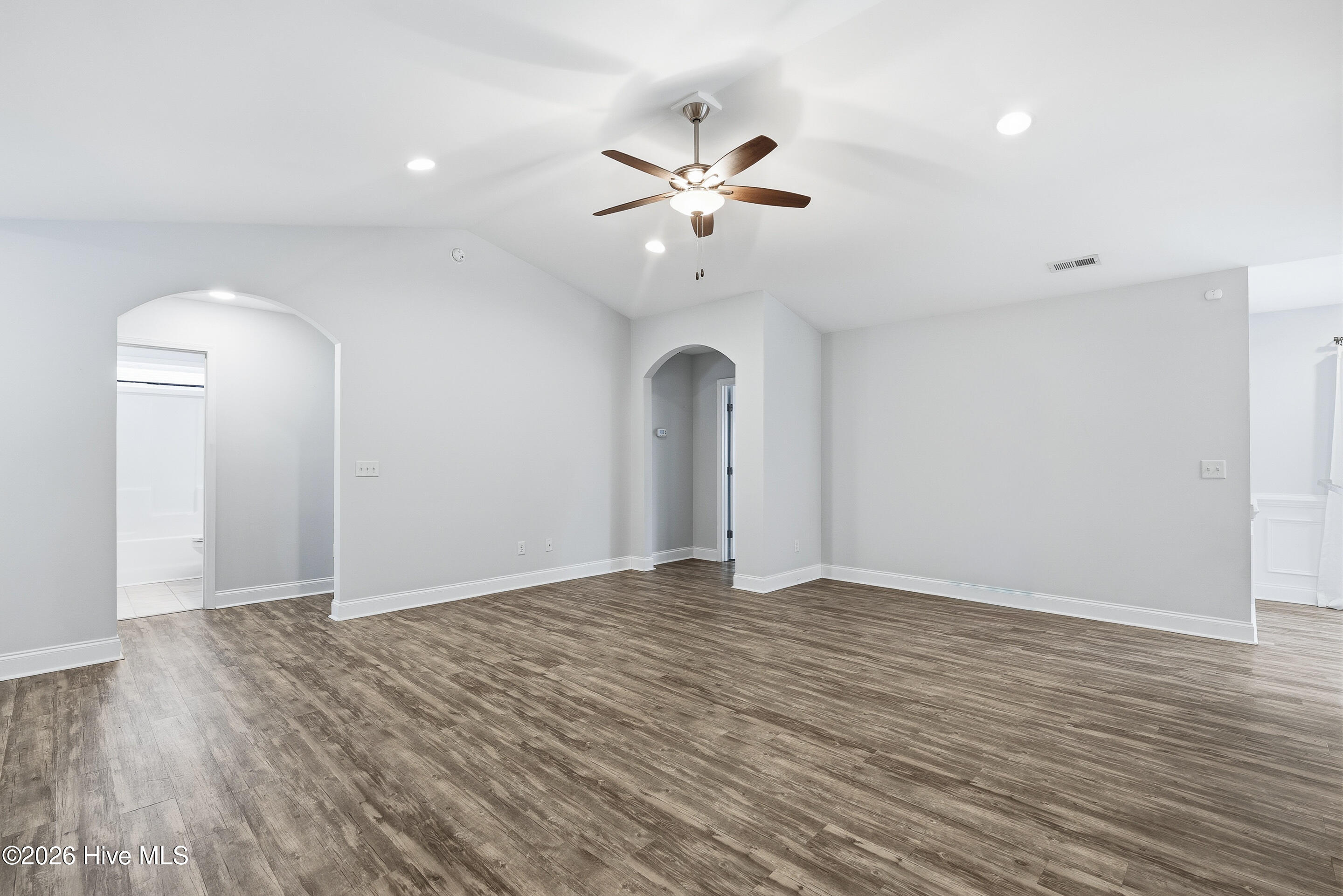 100557566 | Photo 11