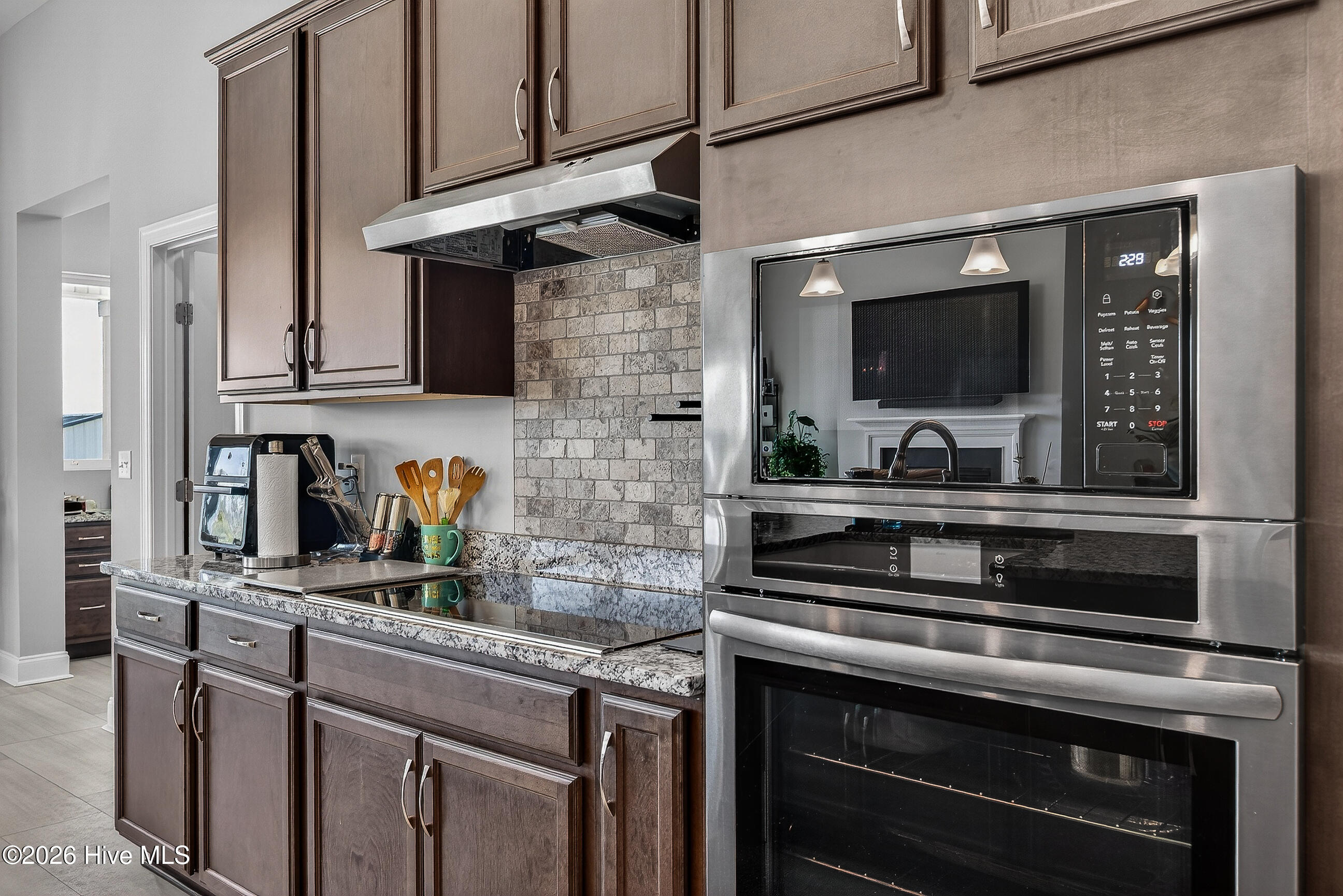 100561338 | Photo 17