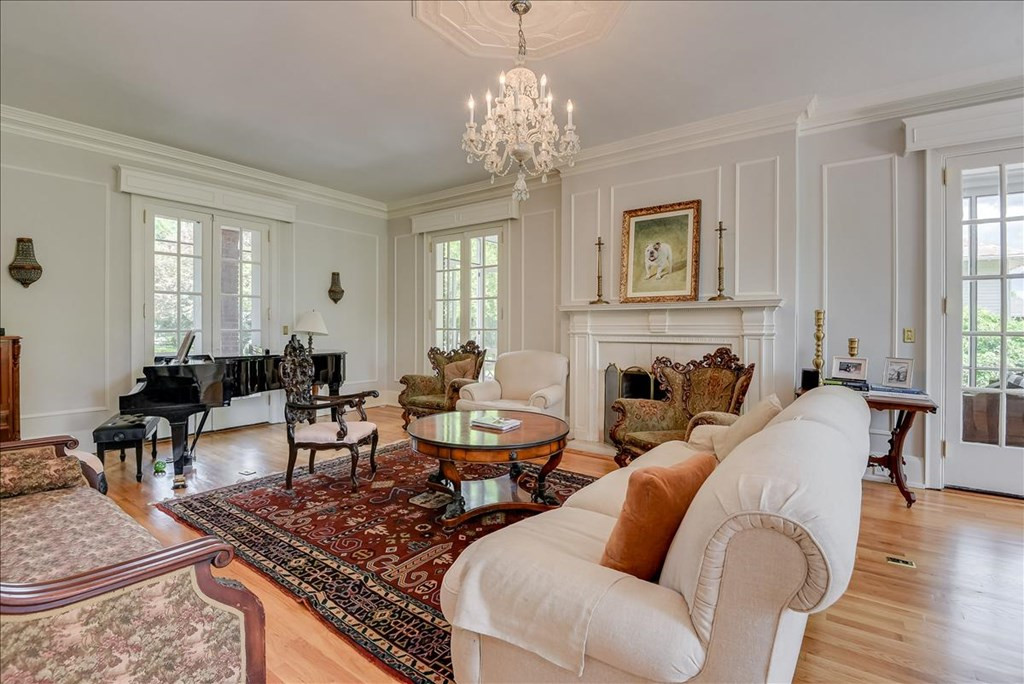 Light spacious Living Room