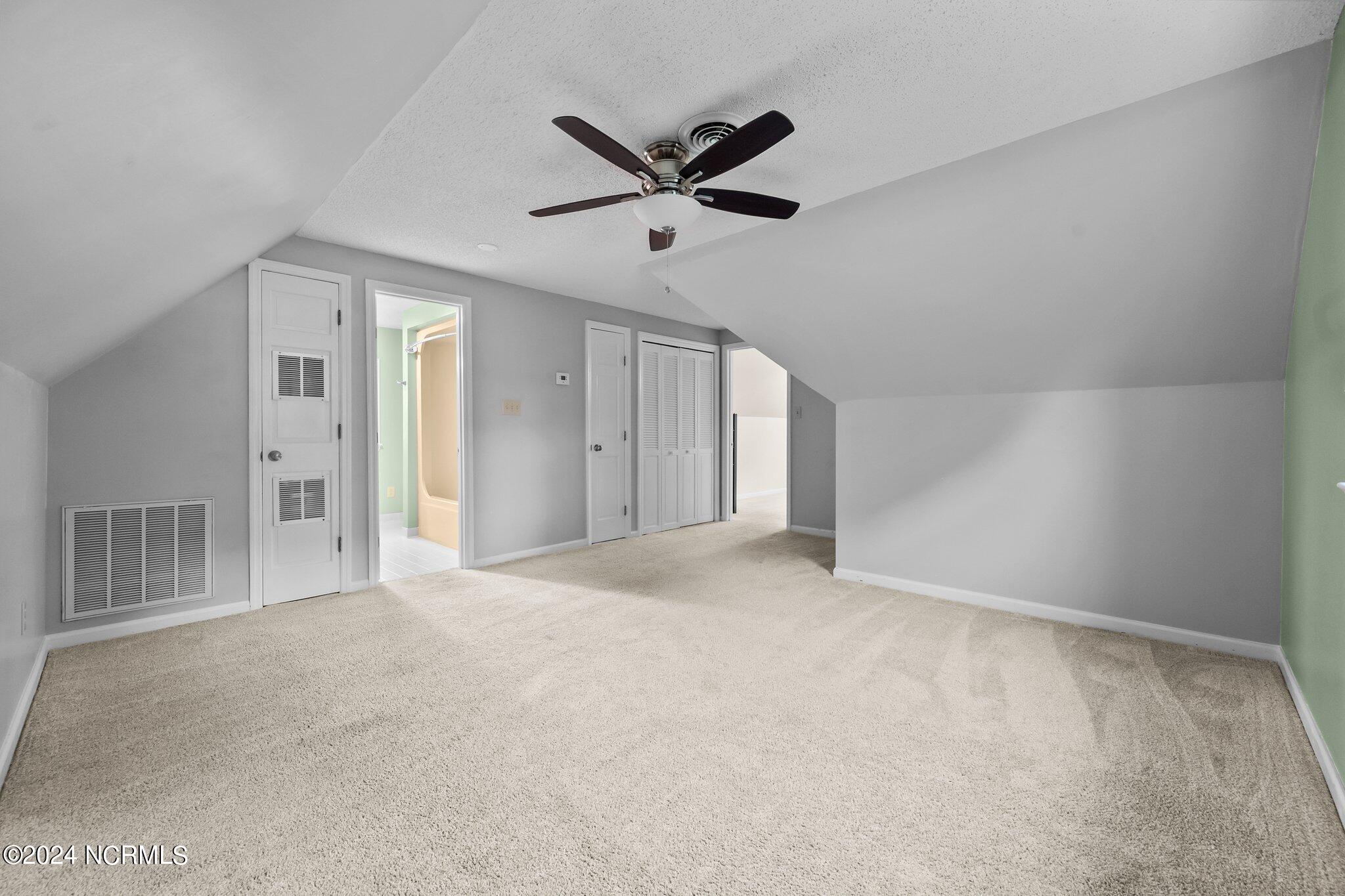 100528351 | Photo 45