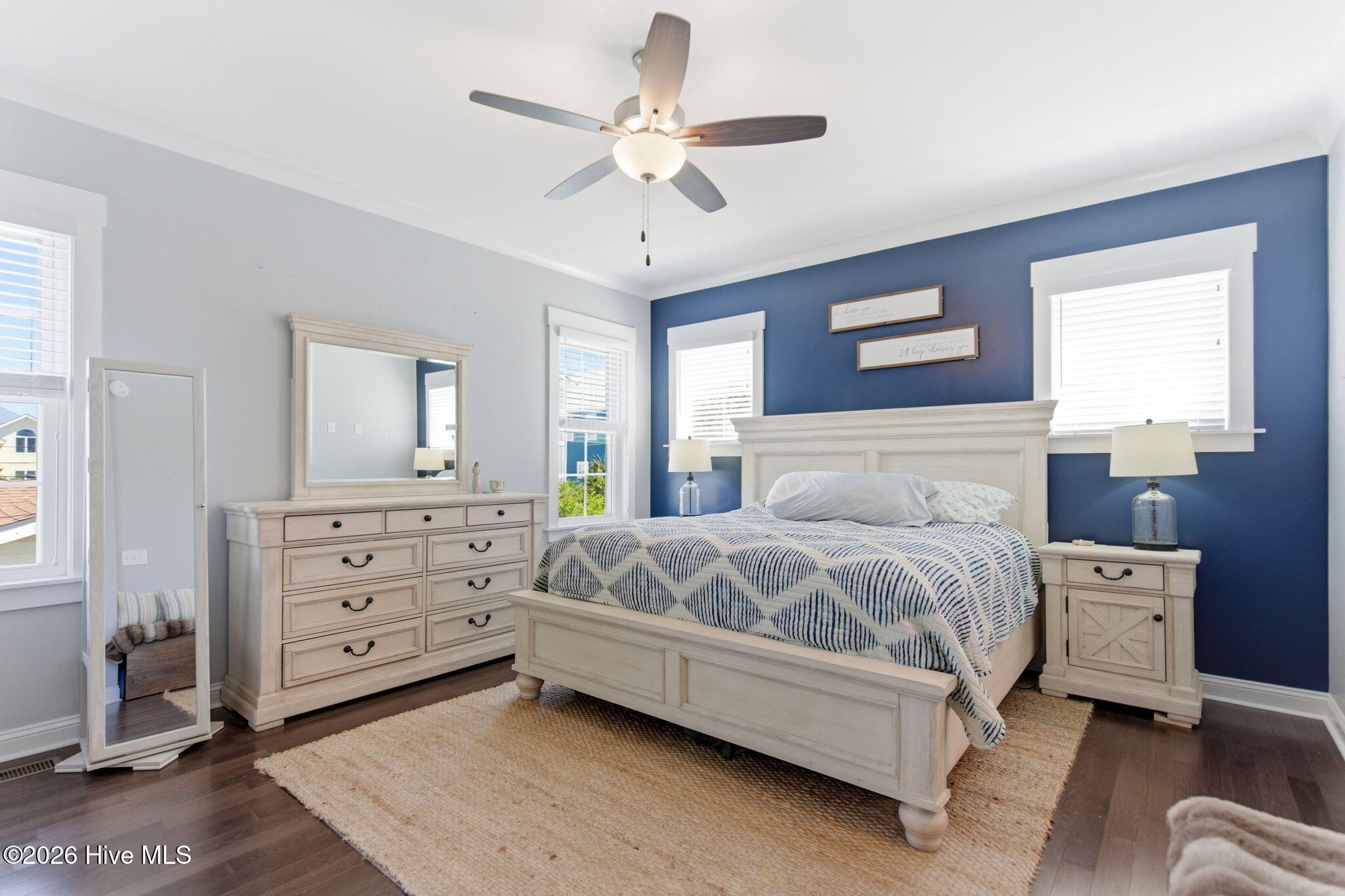 100570056 | Photo 24