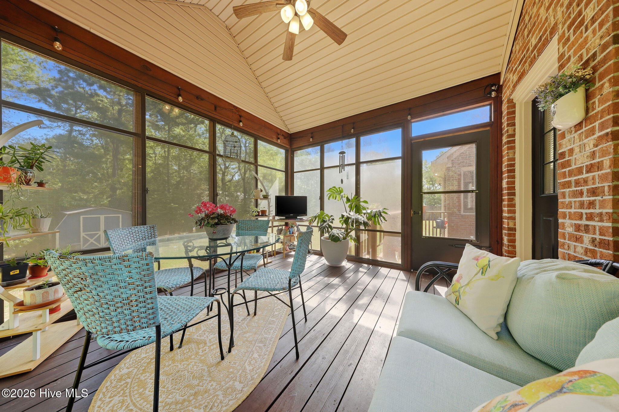 100565672 | Photo 45