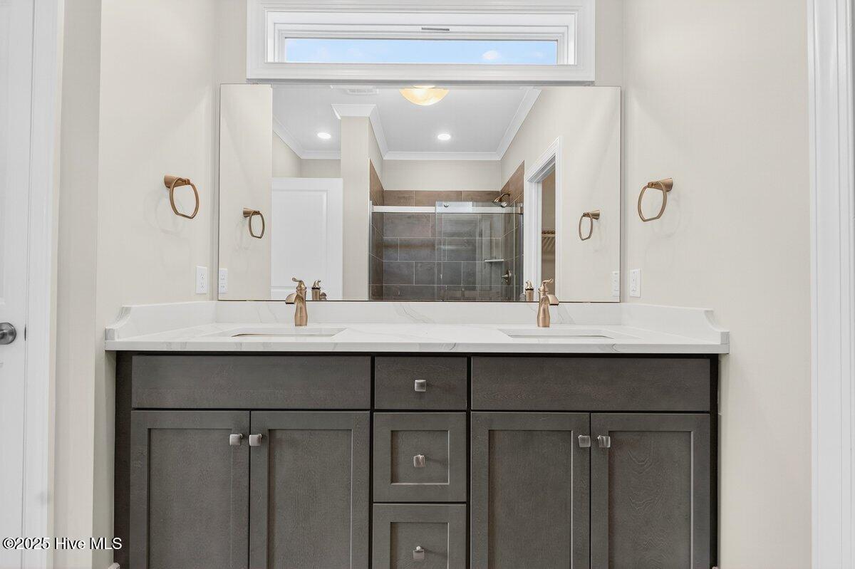 100545863 | Photo 37