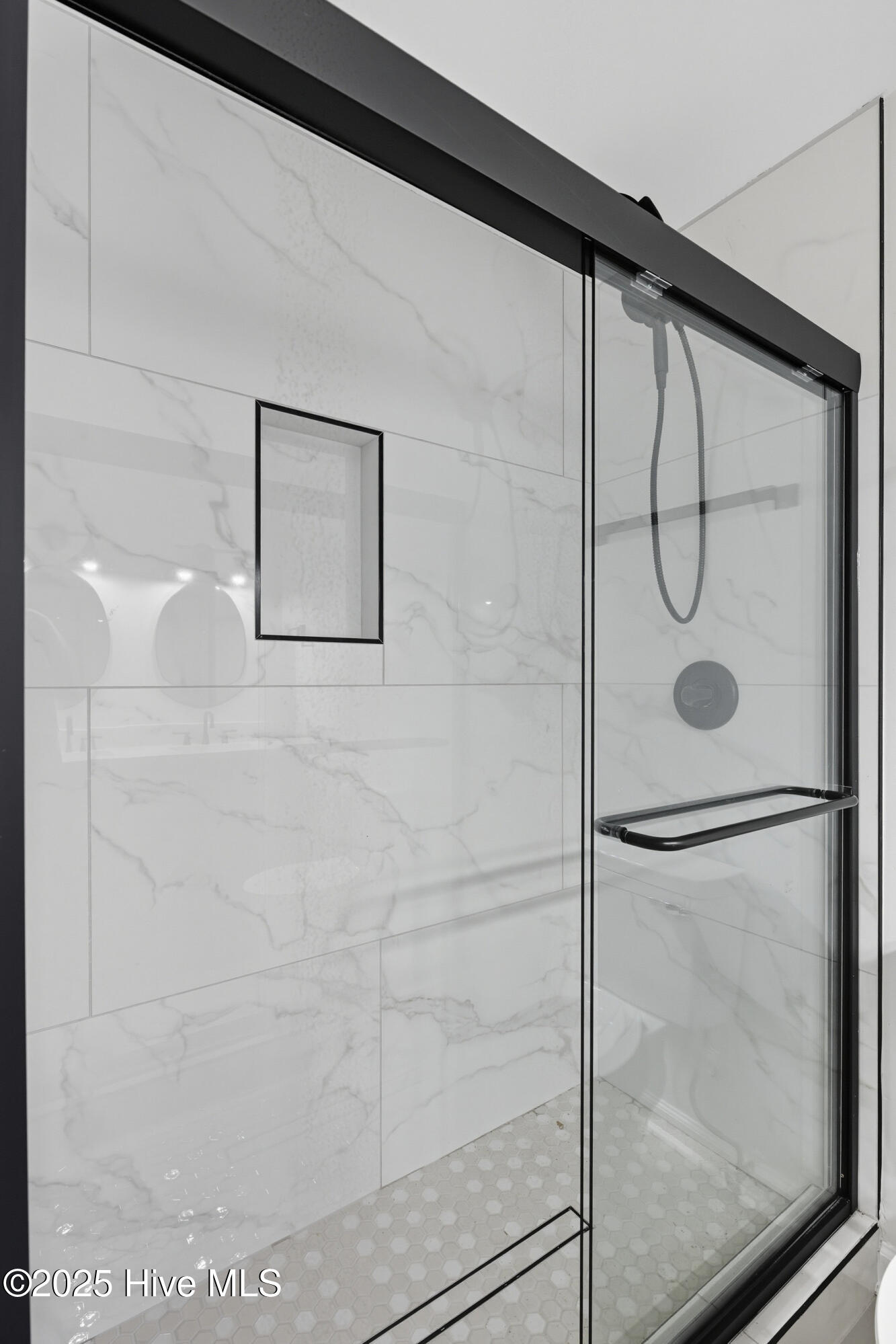 100532197 | Photo 17